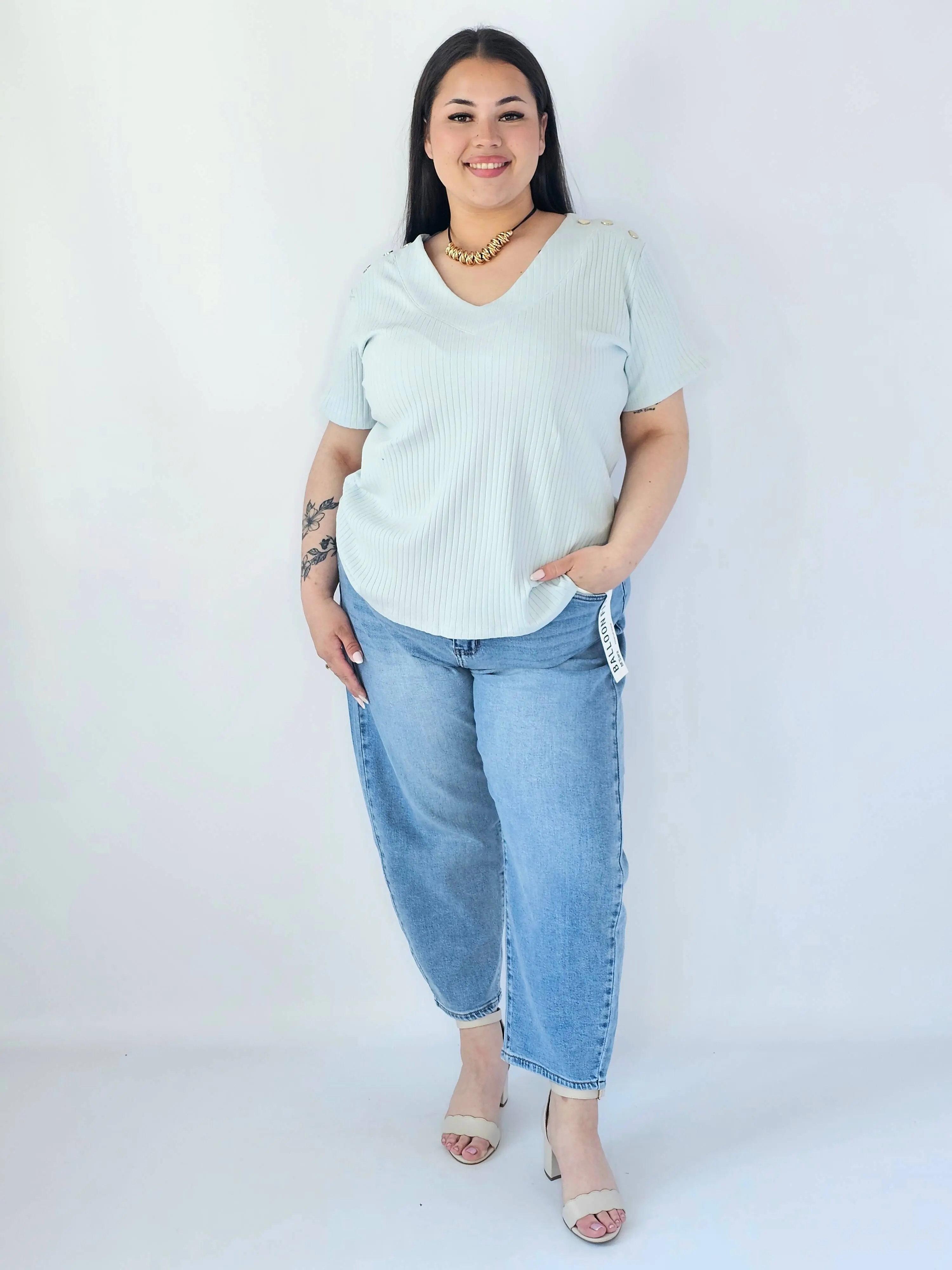 Bluzka Plus Size Z Dekoltem V I Ozdobnymi Detalami Na Ramionach - Image 30