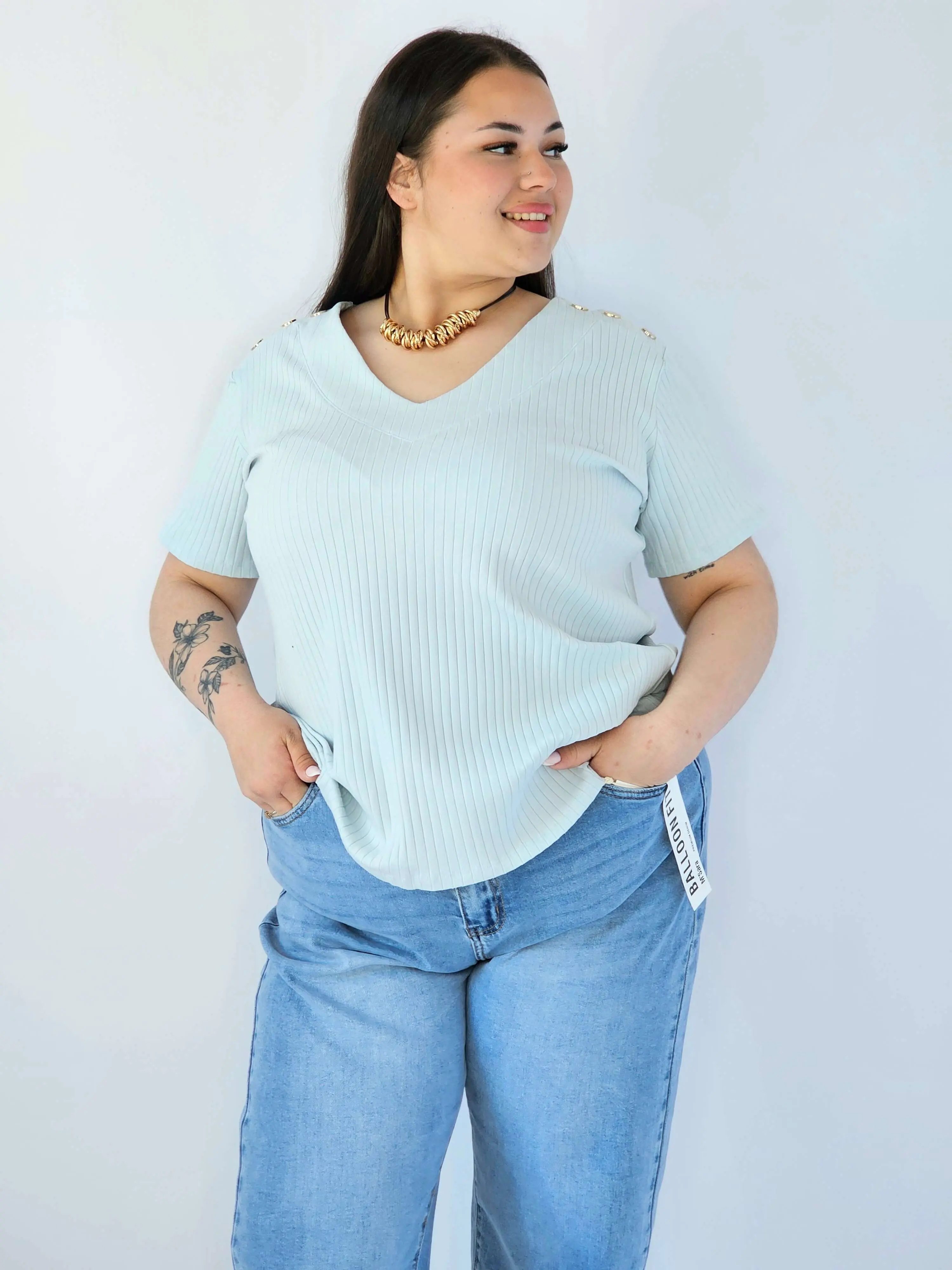 Bluzka Plus Size Z Dekoltem V I Ozdobnymi Detalami Na Ramionach - Image 31