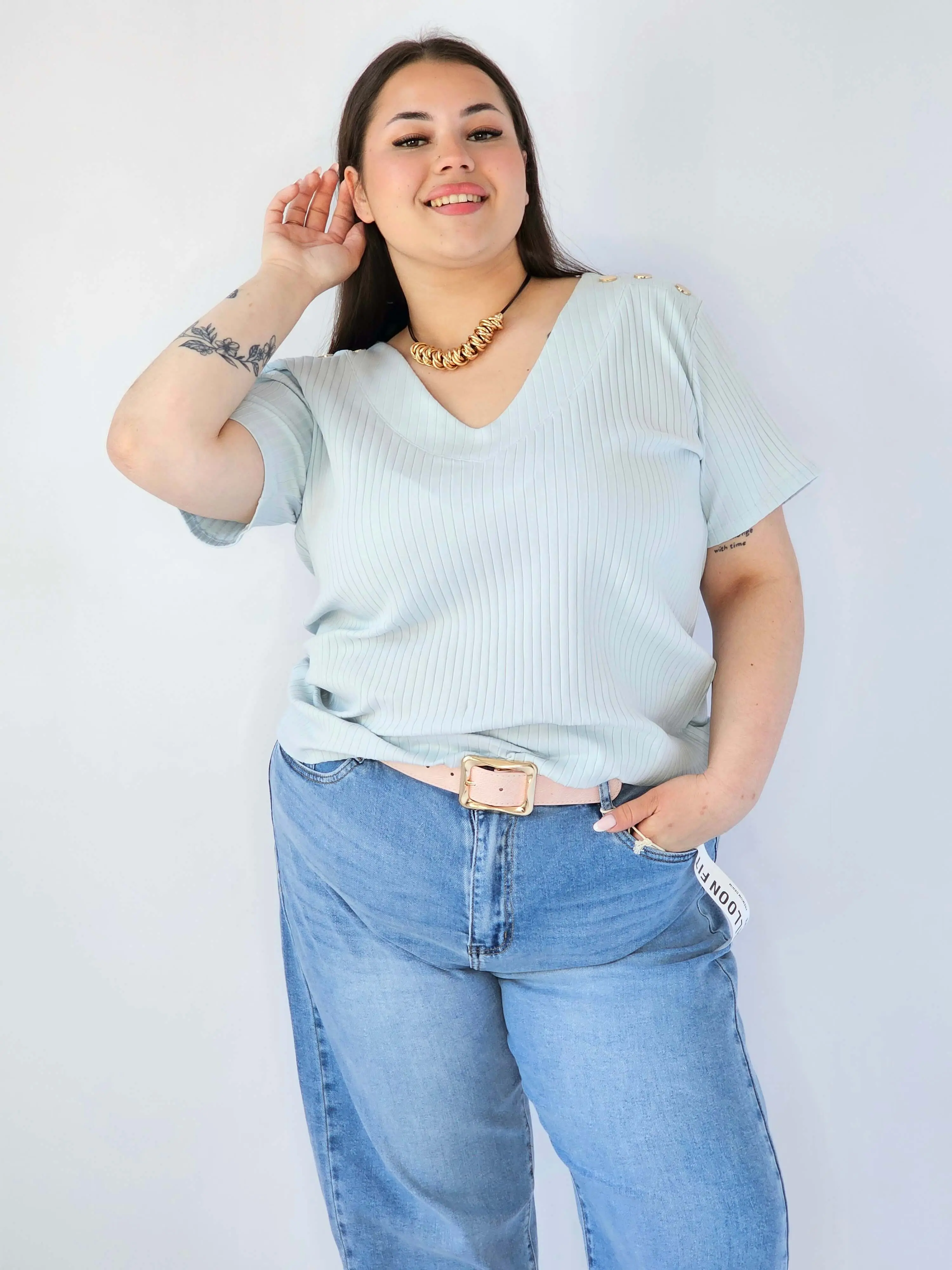 Bluzka Plus Size Z Dekoltem V I Ozdobnymi Detalami Na Ramionach - Image 32