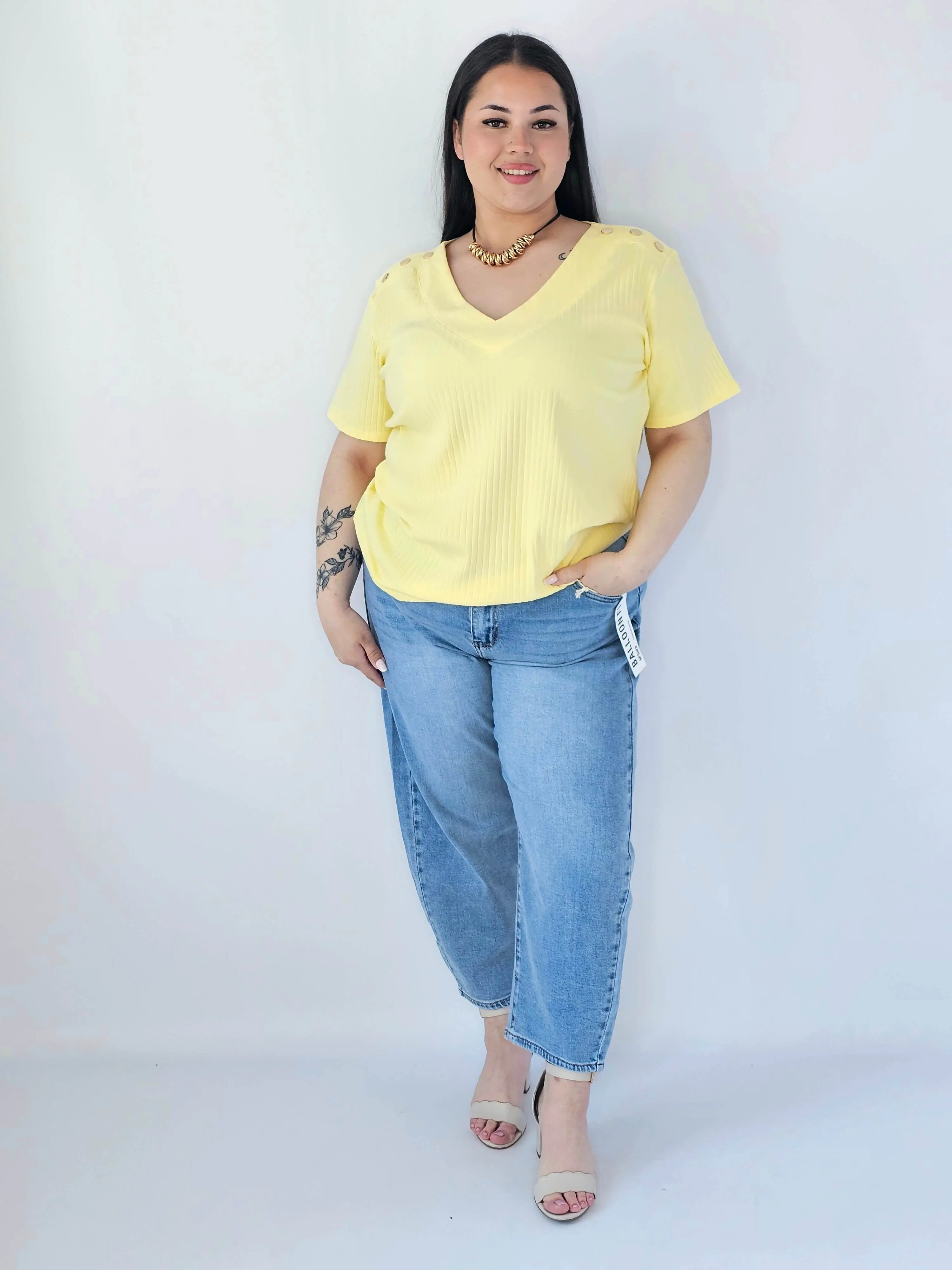 Bluzka Plus Size Z Dekoltem V I Ozdobnymi Detalami Na Ramionach - Image 33