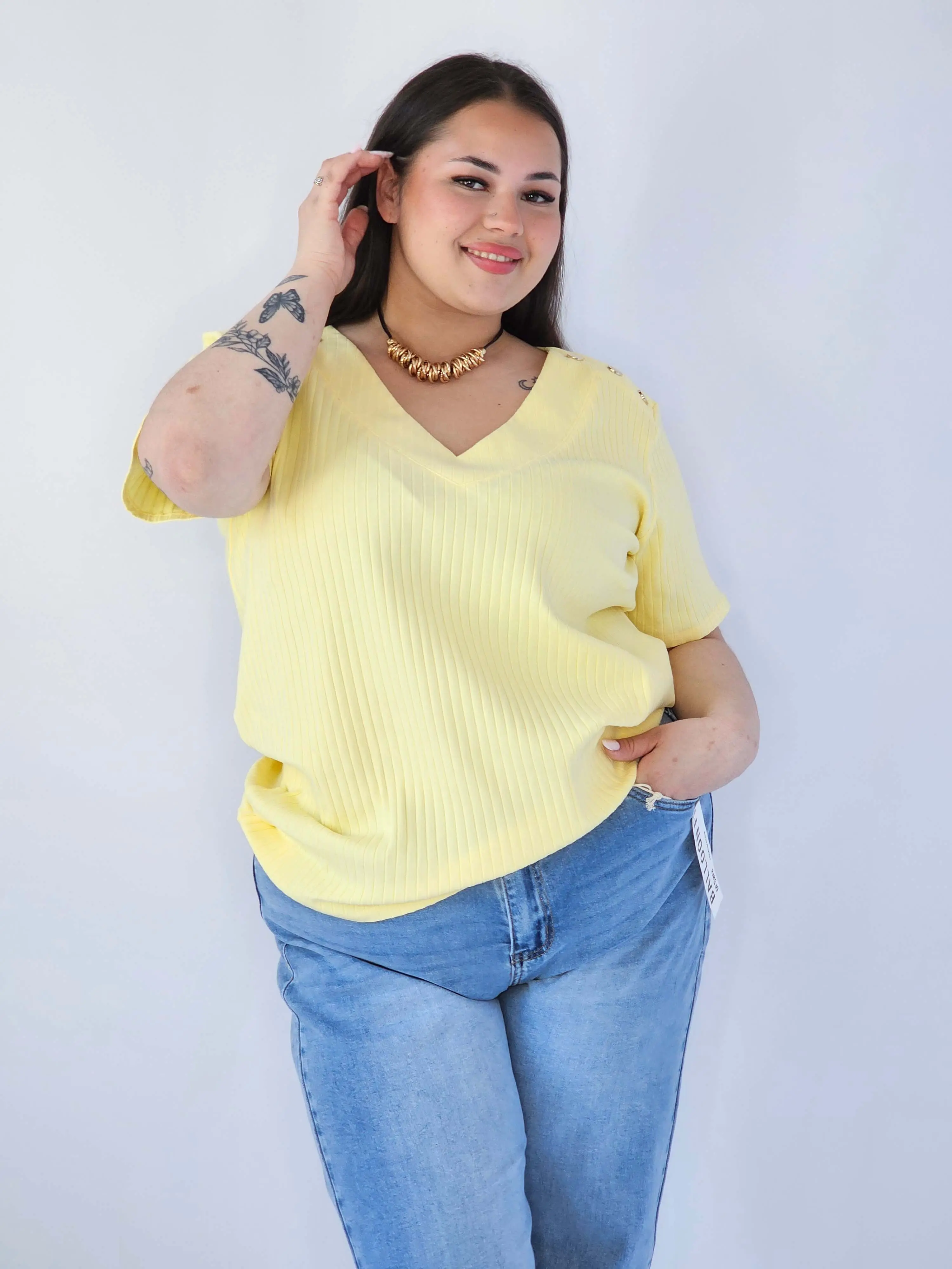 Bluzka Plus Size Z Dekoltem V I Ozdobnymi Detalami Na Ramionach - Image 34