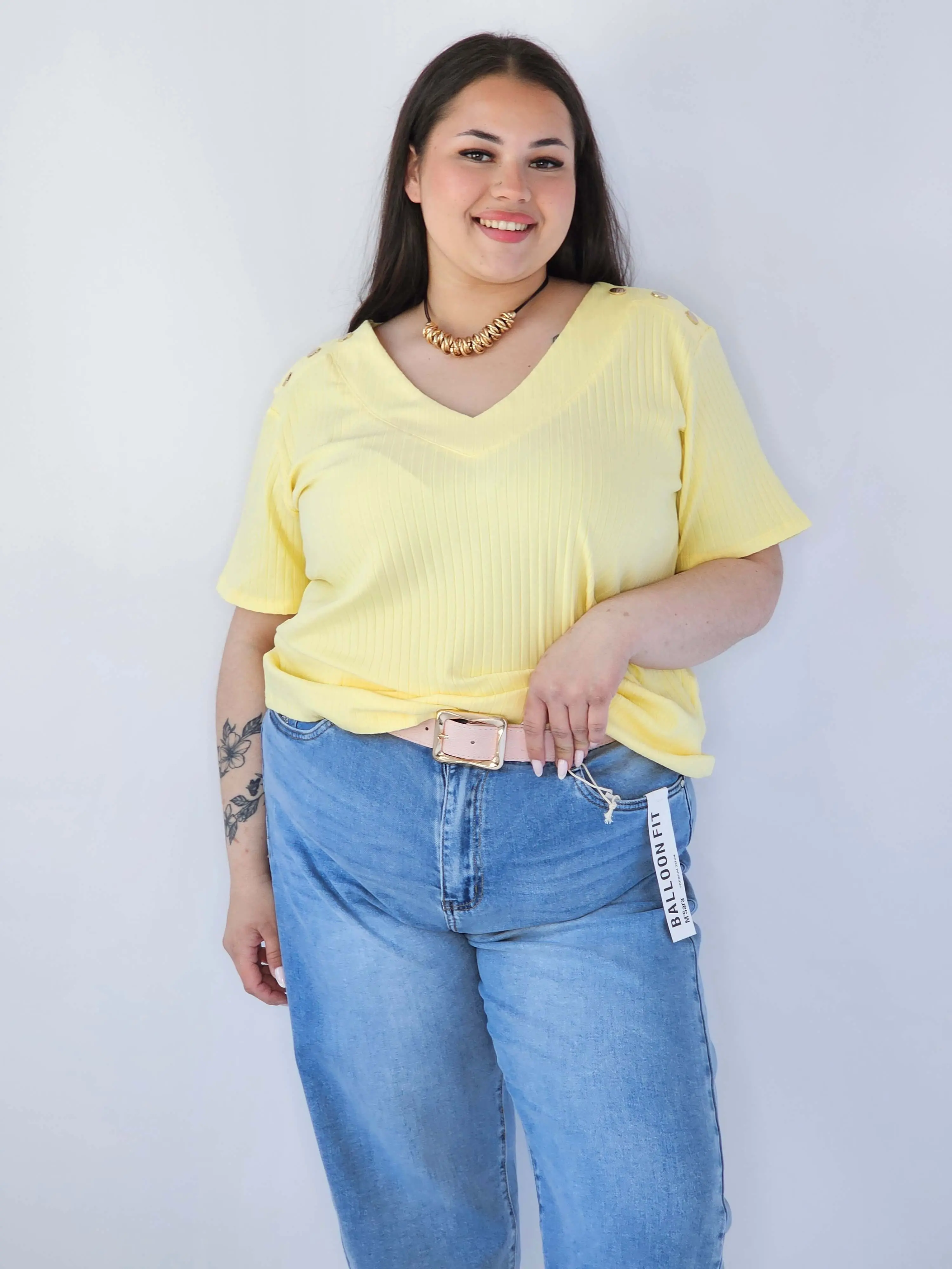 Bluzka Plus Size Z Dekoltem V I Ozdobnymi Detalami Na Ramionach - Image 35
