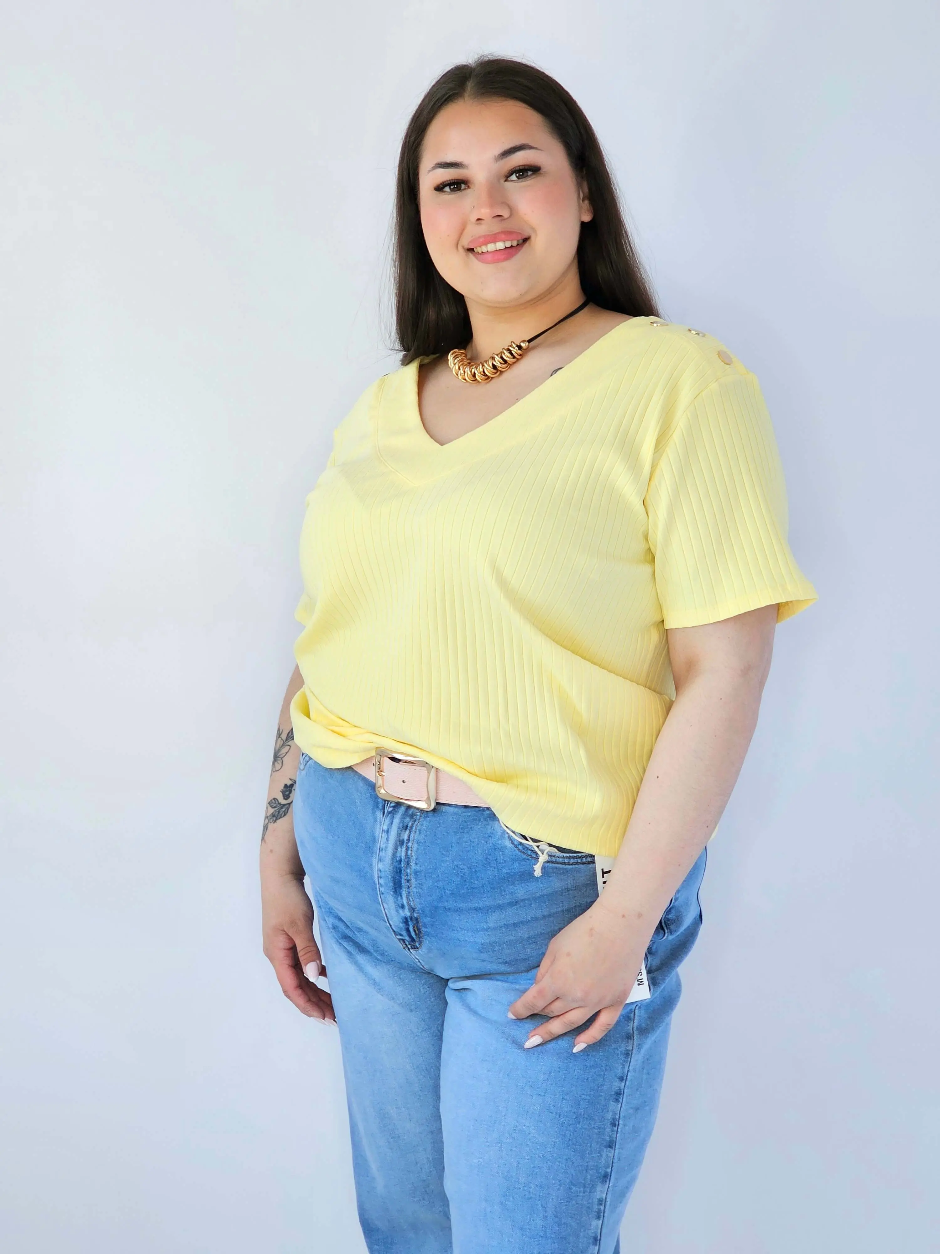 Bluzka Plus Size Z Dekoltem V I Ozdobnymi Detalami Na Ramionach - Image 36