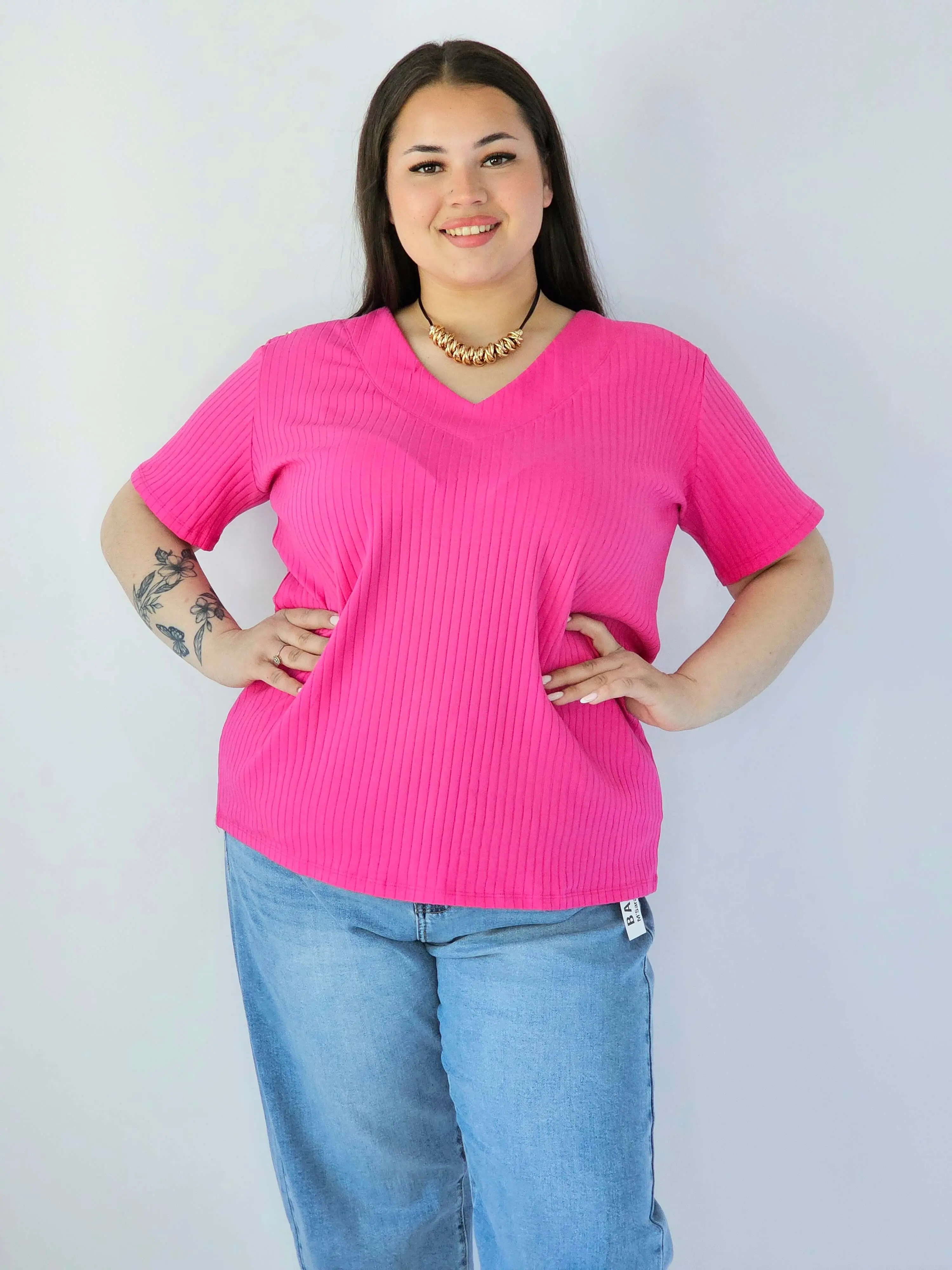 Bluzka Plus Size Z Dekoltem V I Ozdobnymi Detalami Na Ramionach - Image 4
