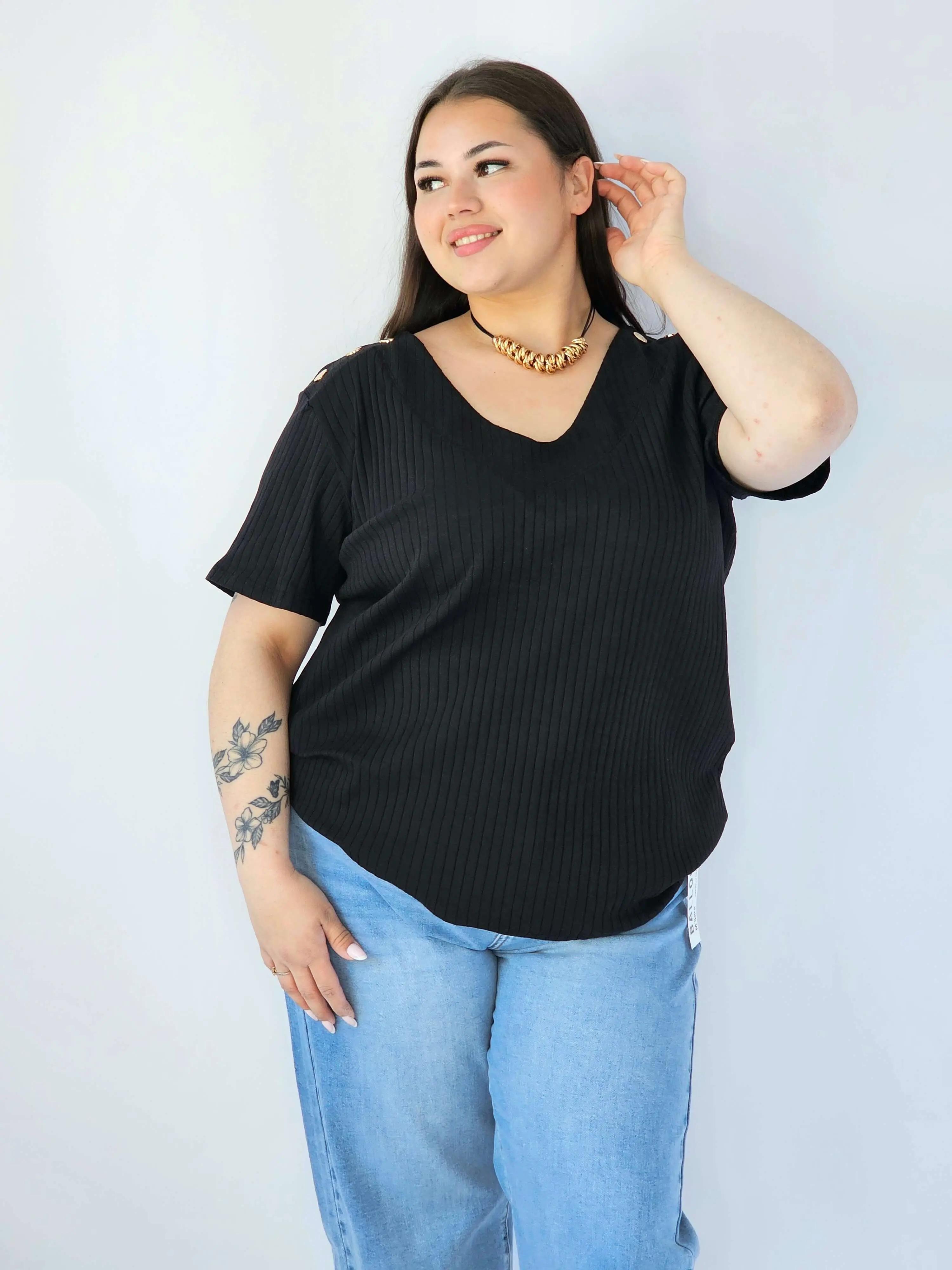 Bluzka Plus Size Z Dekoltem V I Ozdobnymi Detalami Na Ramionach - Image 5