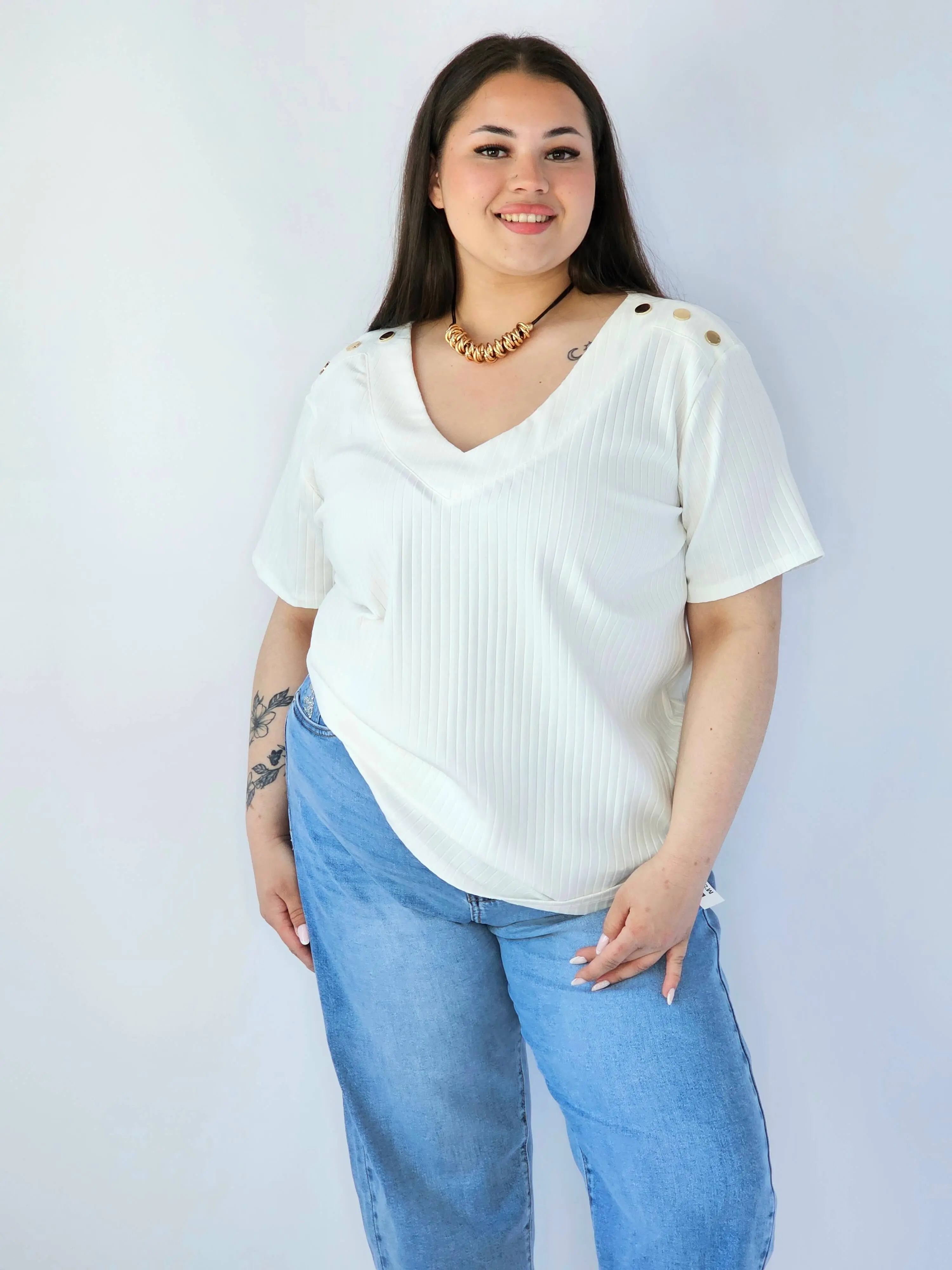 Bluzka Plus Size Z Dekoltem V I Ozdobnymi Detalami Na Ramionach - Image 6