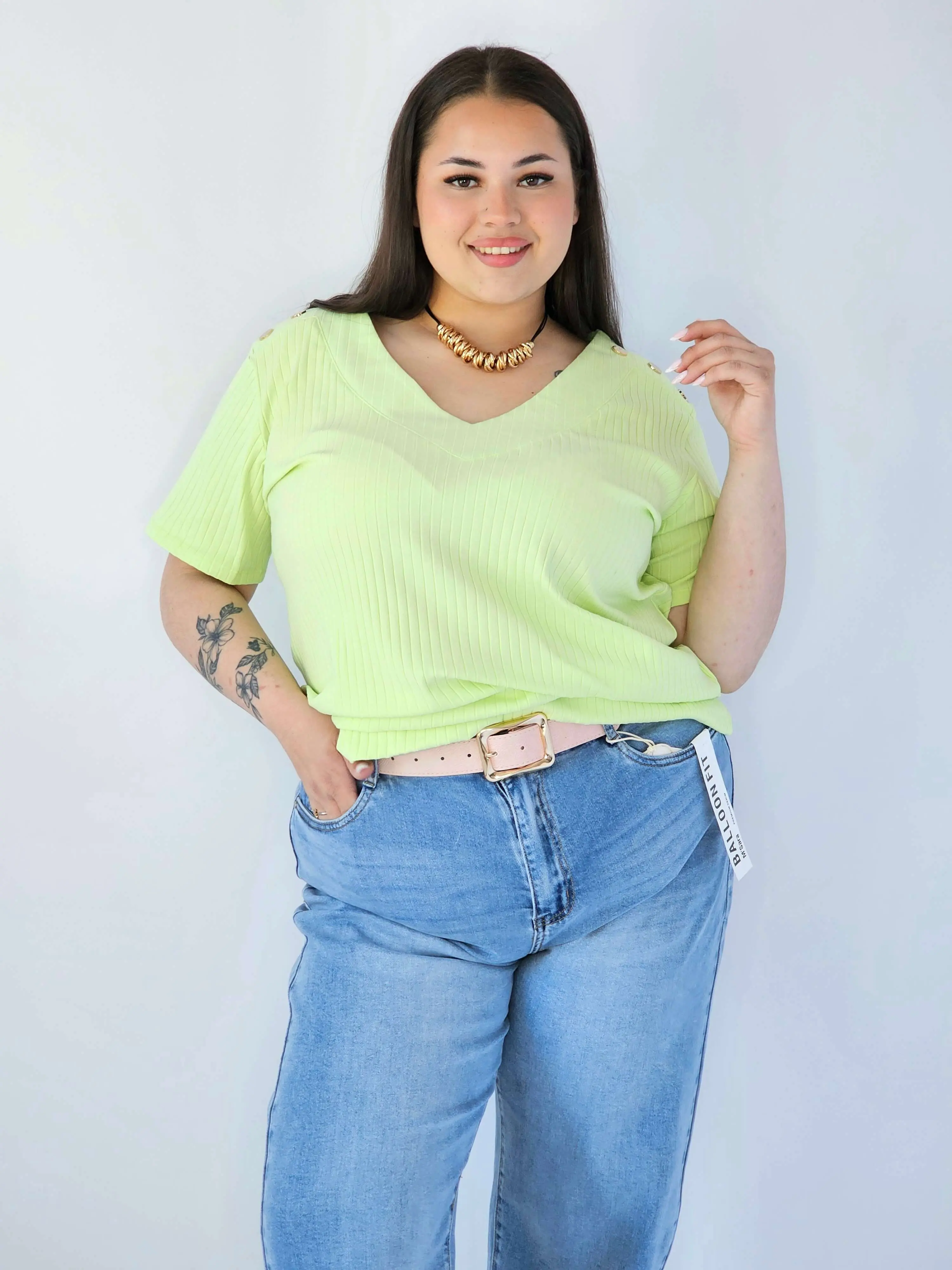 Bluzka Plus Size Z Dekoltem V I Ozdobnymi Detalami Na Ramionach - Image 7
