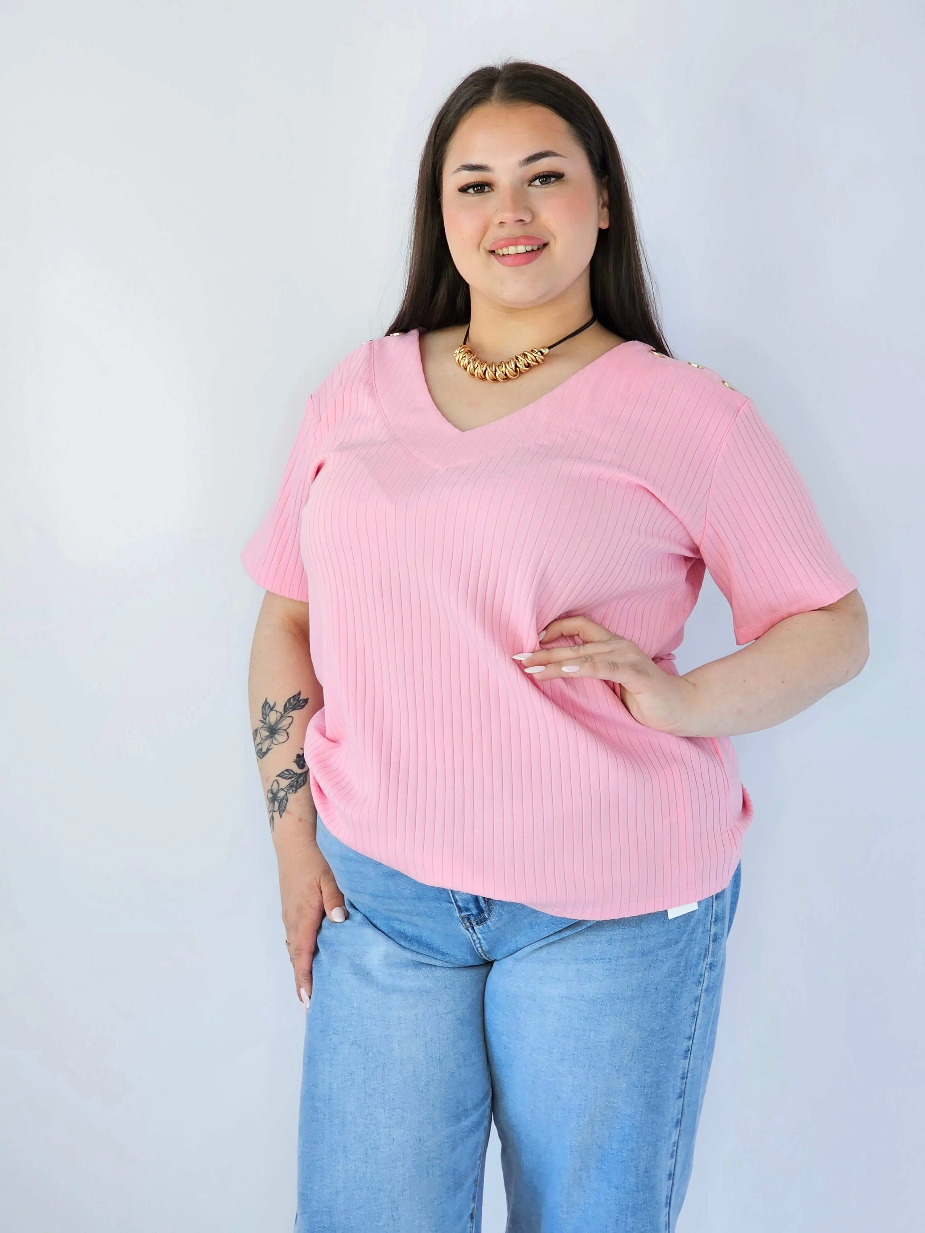 Bluzka Plus Size Z Dekoltem V I Ozdobnymi Detalami Na Ramionach - Image 8