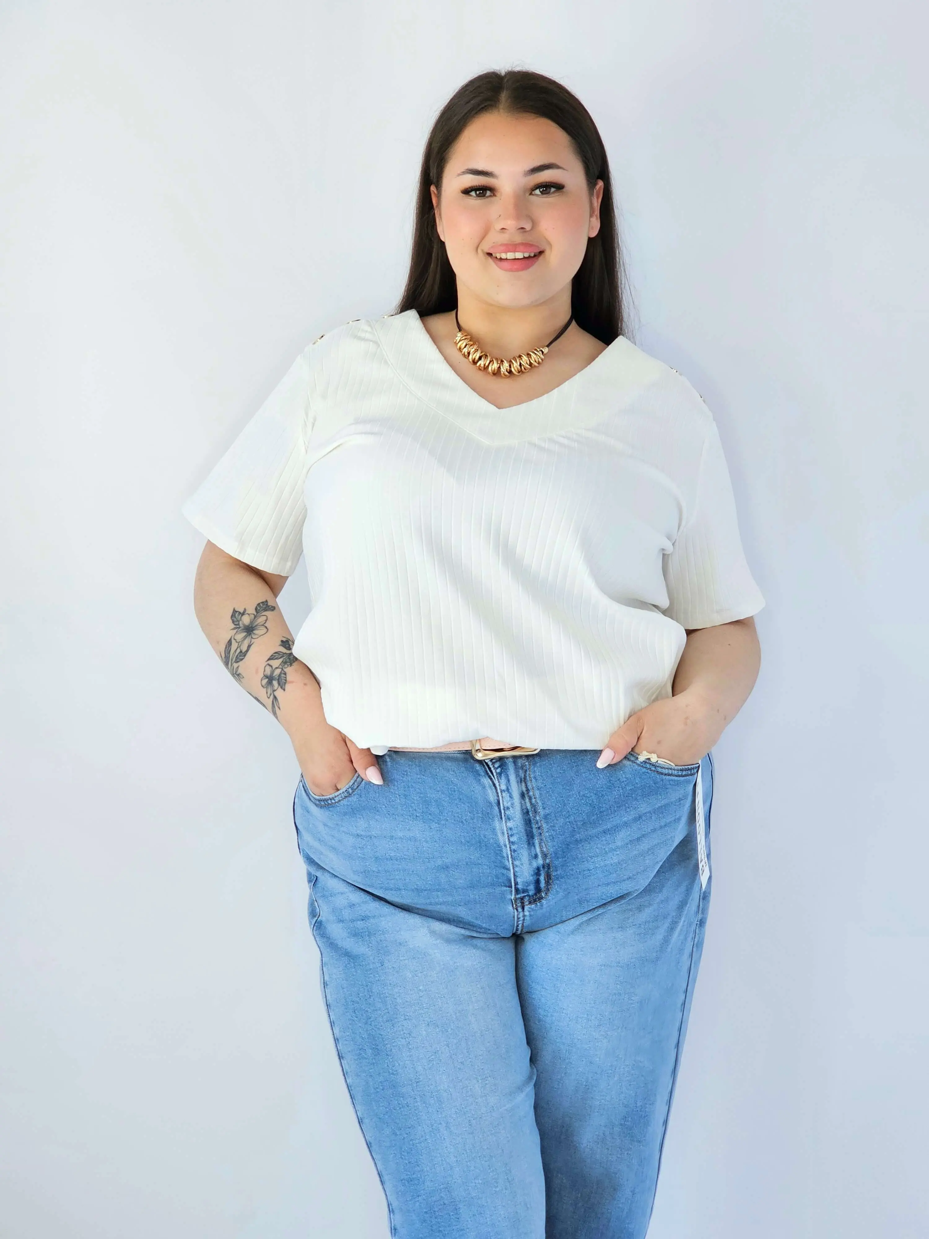 Bluzka Plus Size Z Dekoltem V I Ozdobnymi Detalami Na Ramionach - Image 9