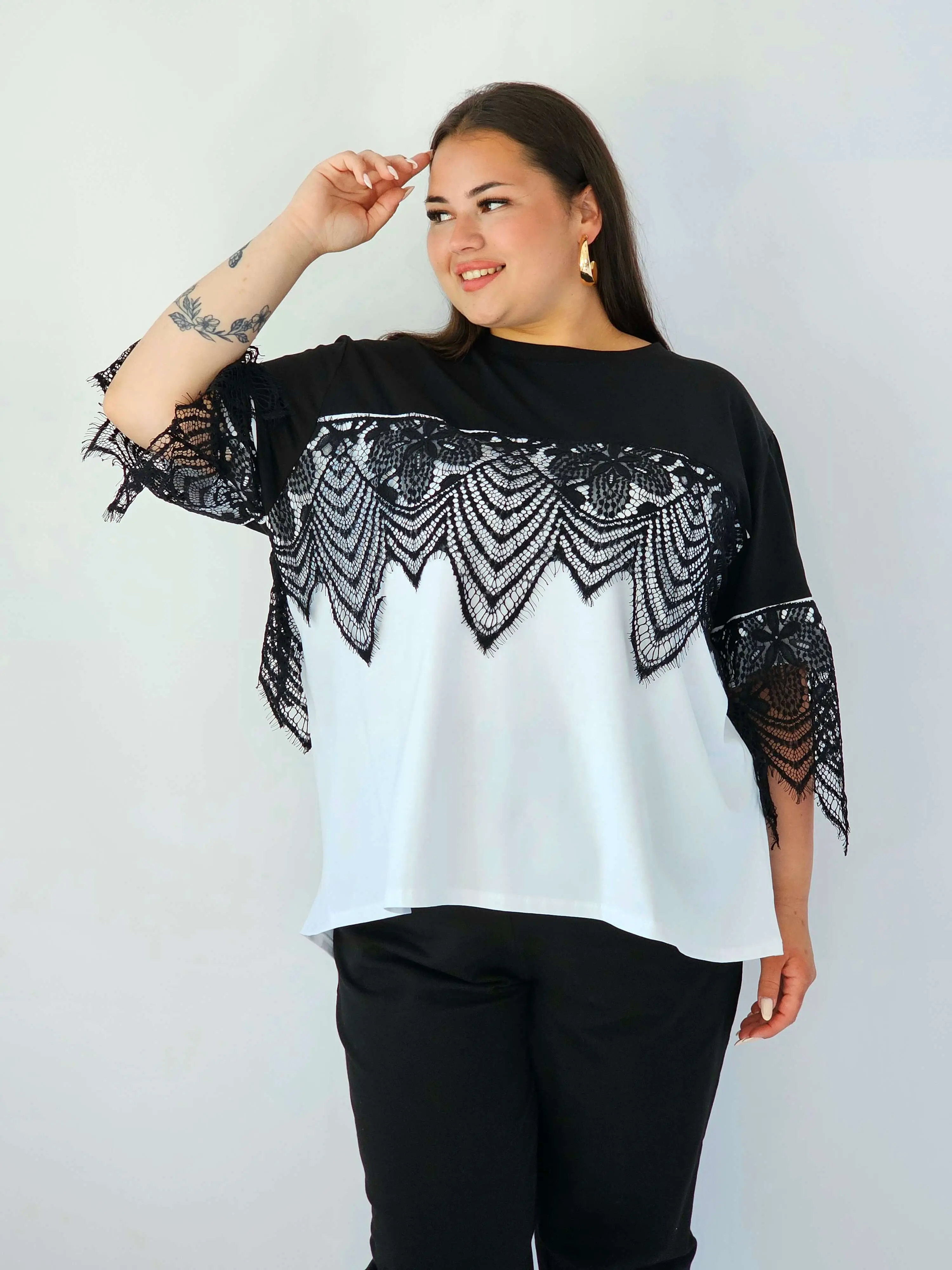 Bluzka plus size z koronką – elegancja, która przyciąga spojrzenia