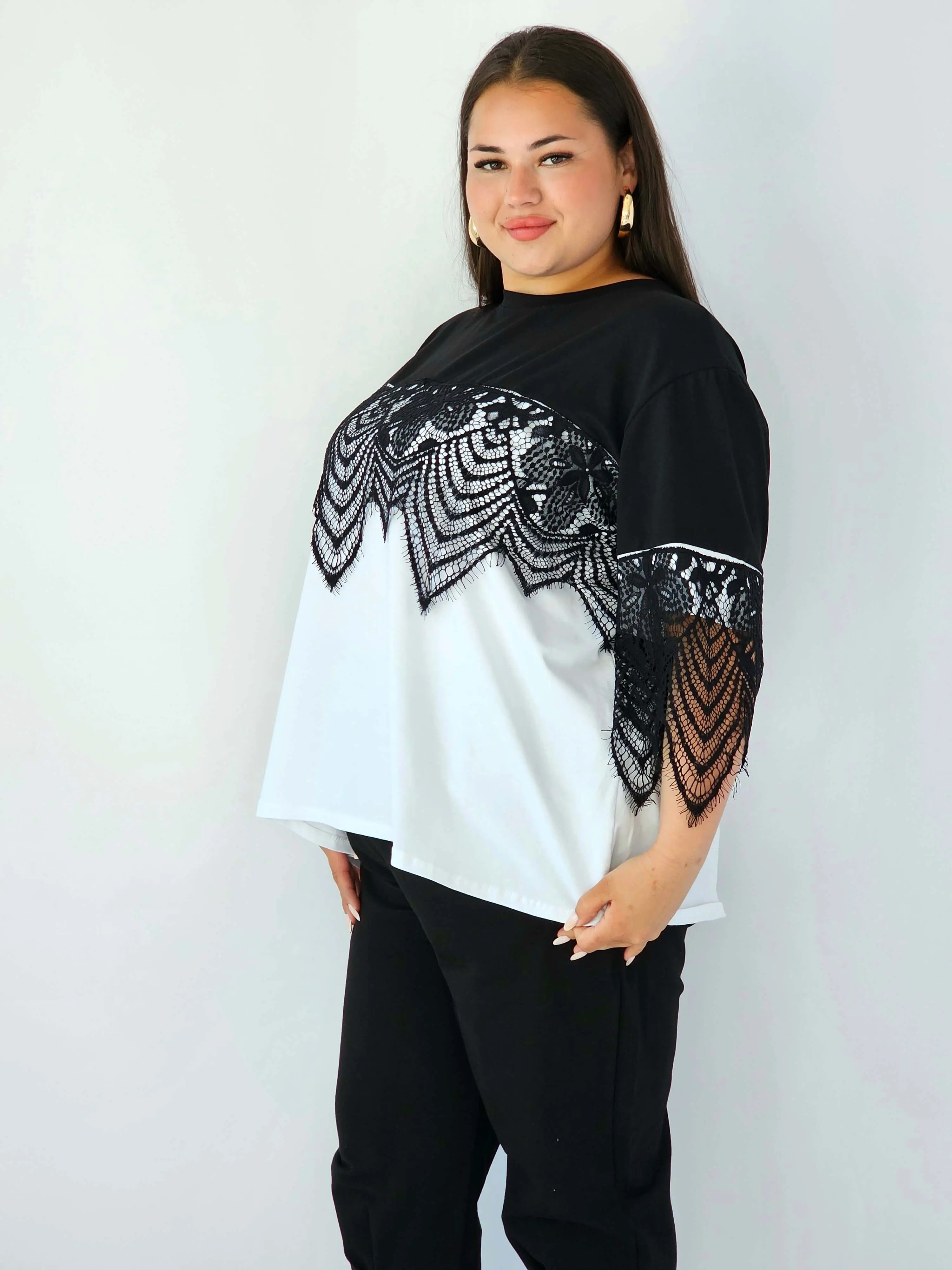 Bluzka plus size z koronką – elegancja, która przyciąga spojrzenia - Image 2