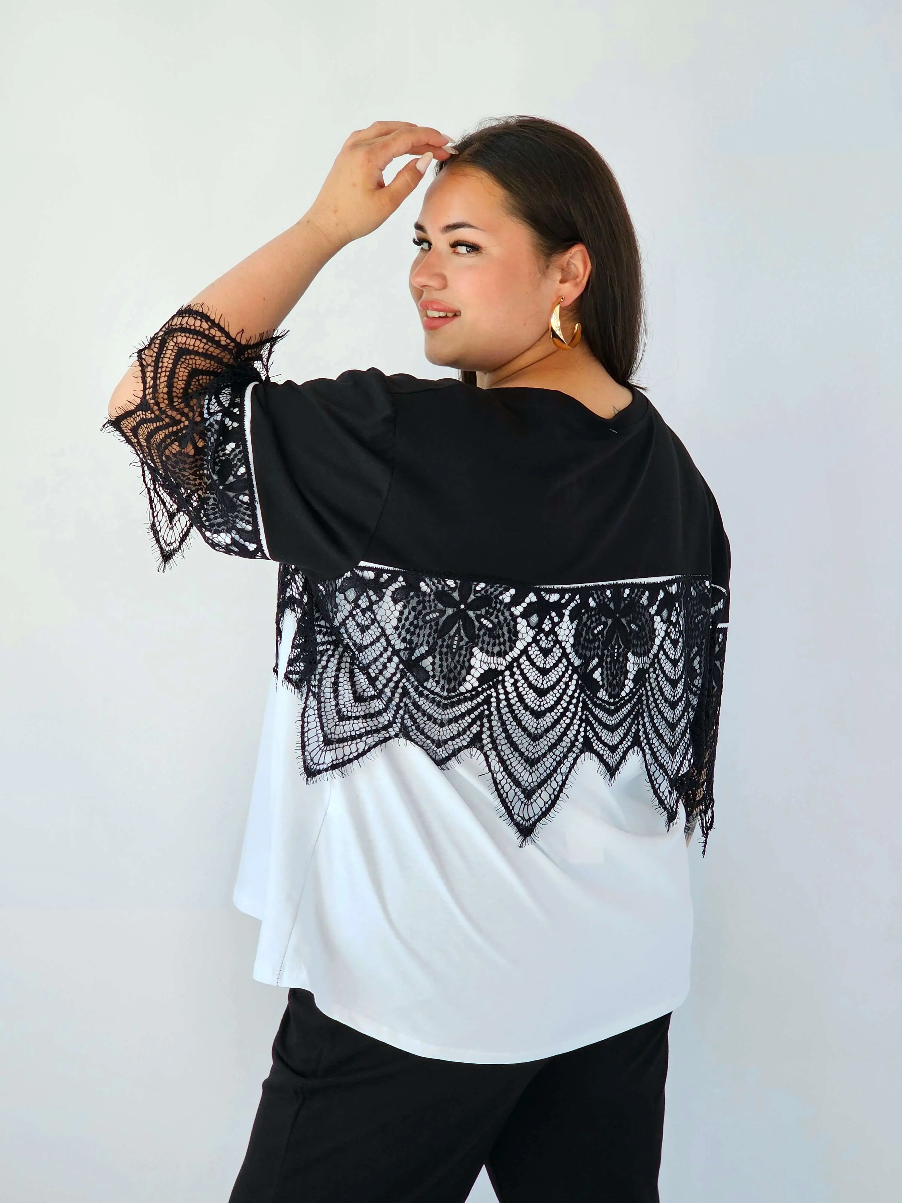 Bluzka plus size z koronką – elegancja, która przyciąga spojrzenia - Image 3