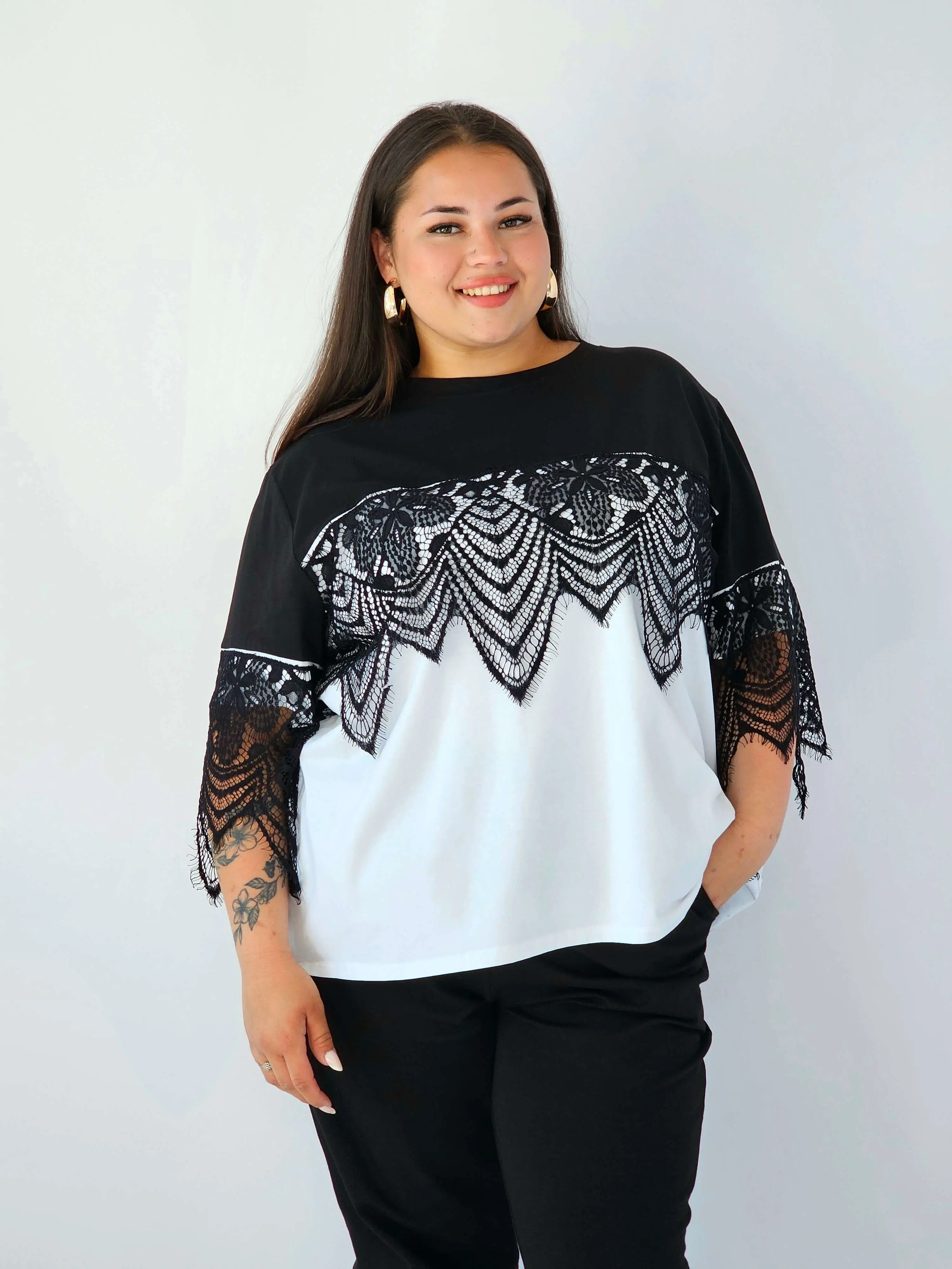 Bluzka plus size z koronką – elegancja, która przyciąga spojrzenia - Image 4