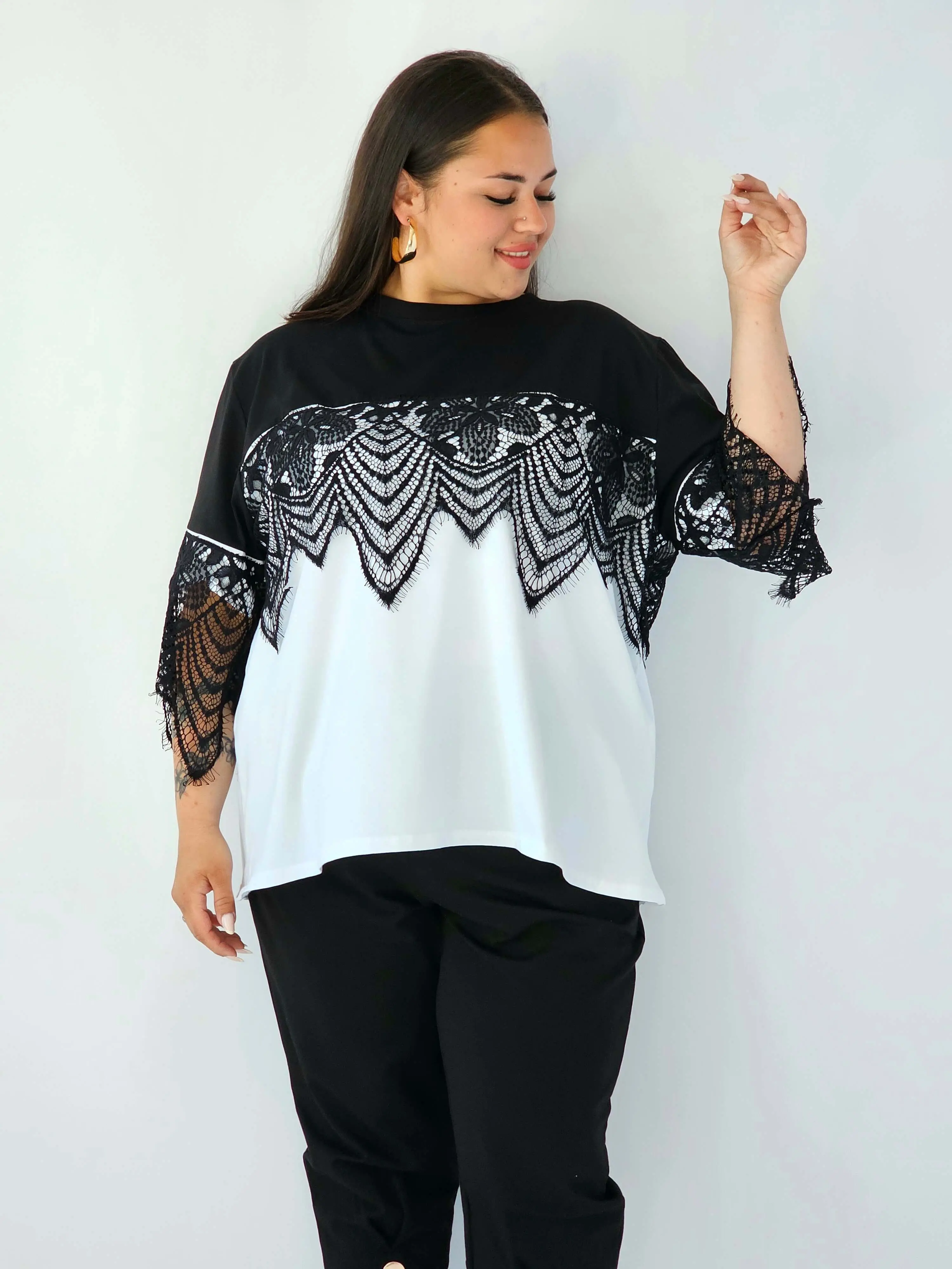 Bluzka plus size z koronką – elegancja, która przyciąga spojrzenia - Image 6