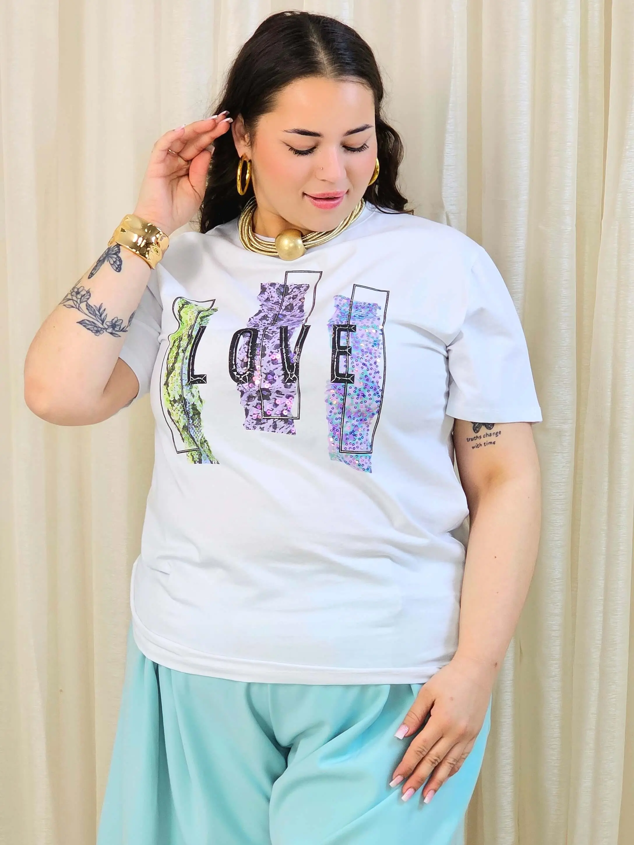 Bluzka plus size z ozdobnym nadrukiem i krótkim rękawem