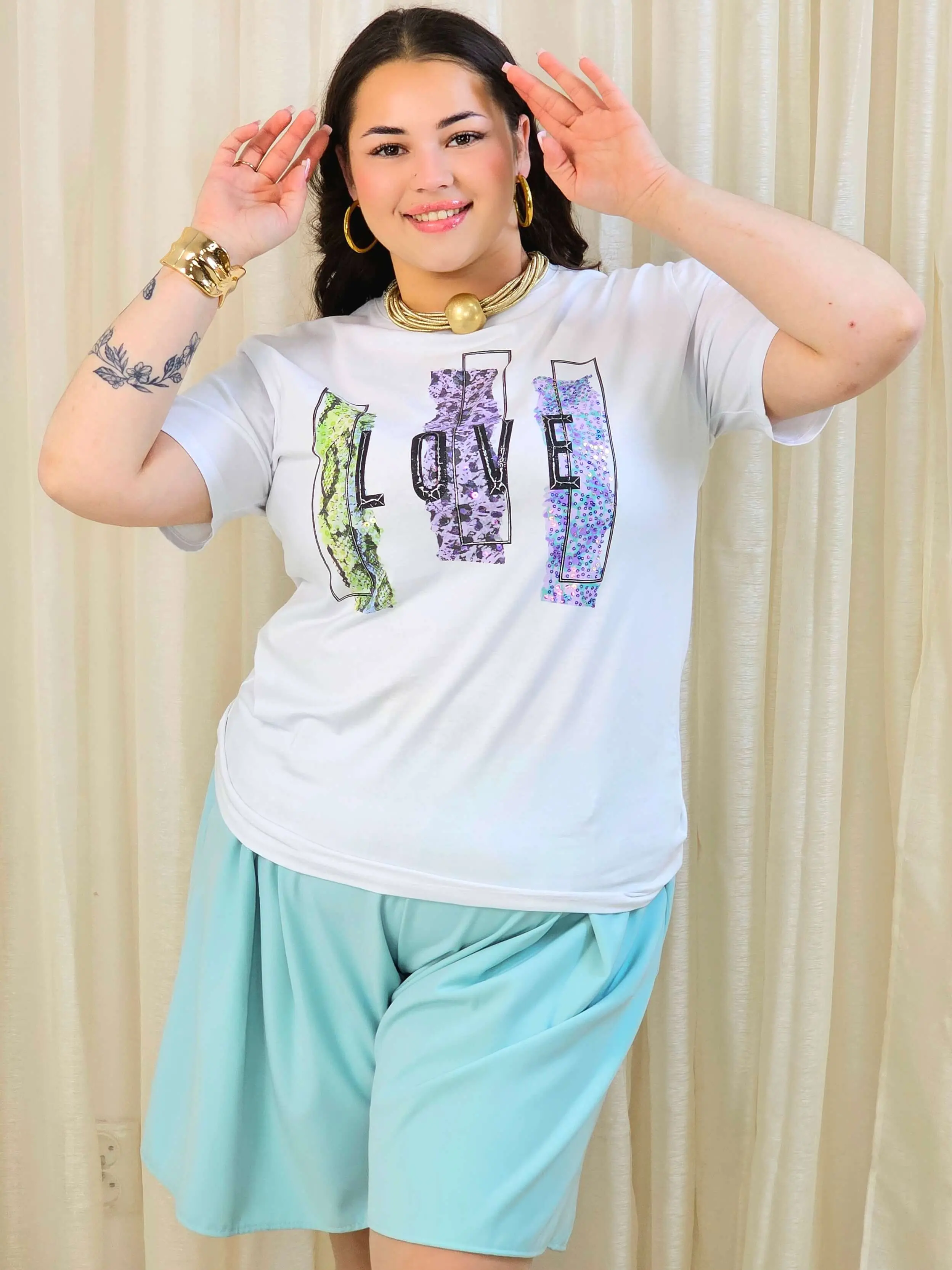 Bluzka plus size z ozdobnym nadrukiem i krótkim rękawem - Image 2