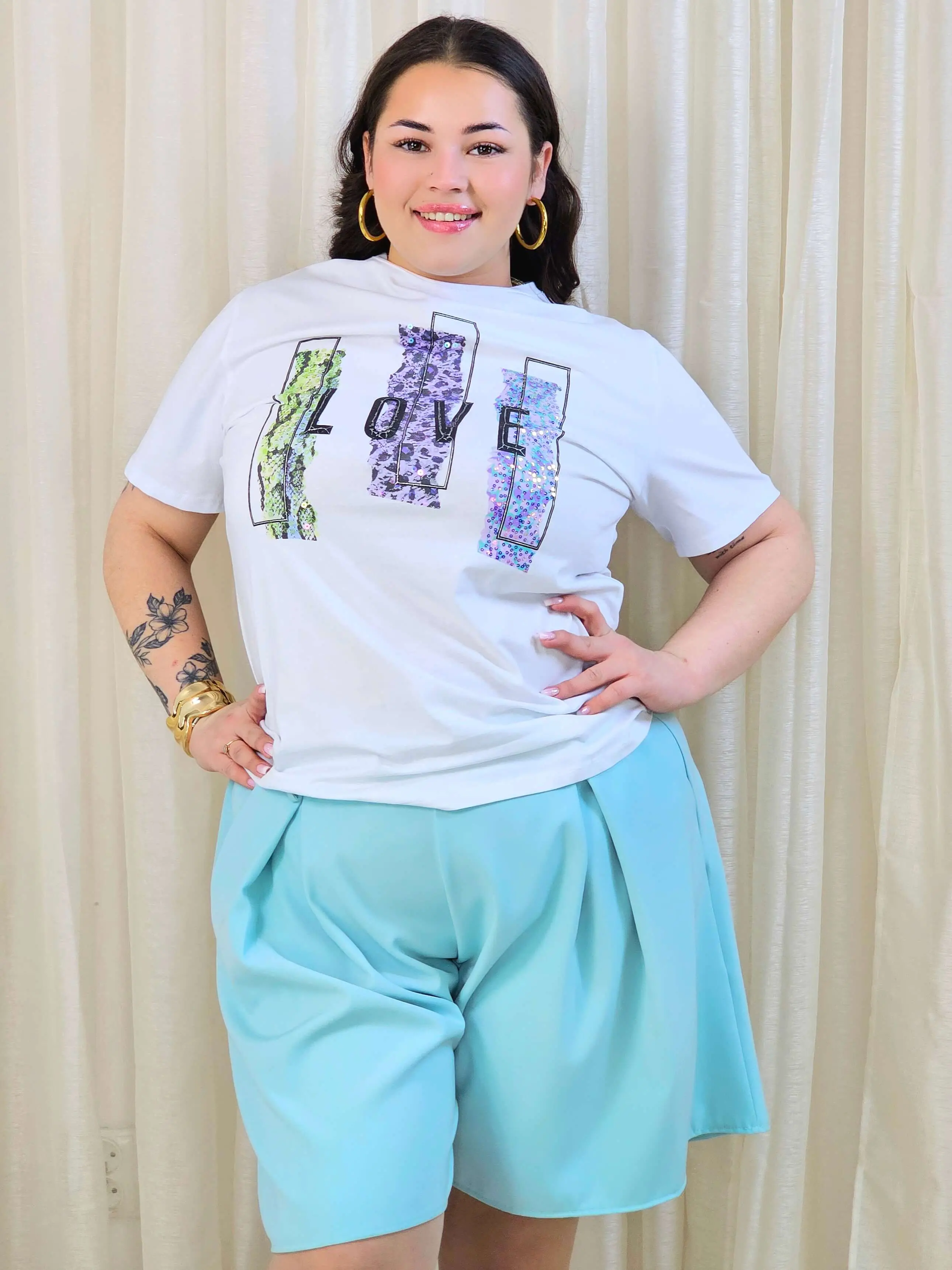 Bluzka plus size z ozdobnym nadrukiem i krótkim rękawem - Image 4