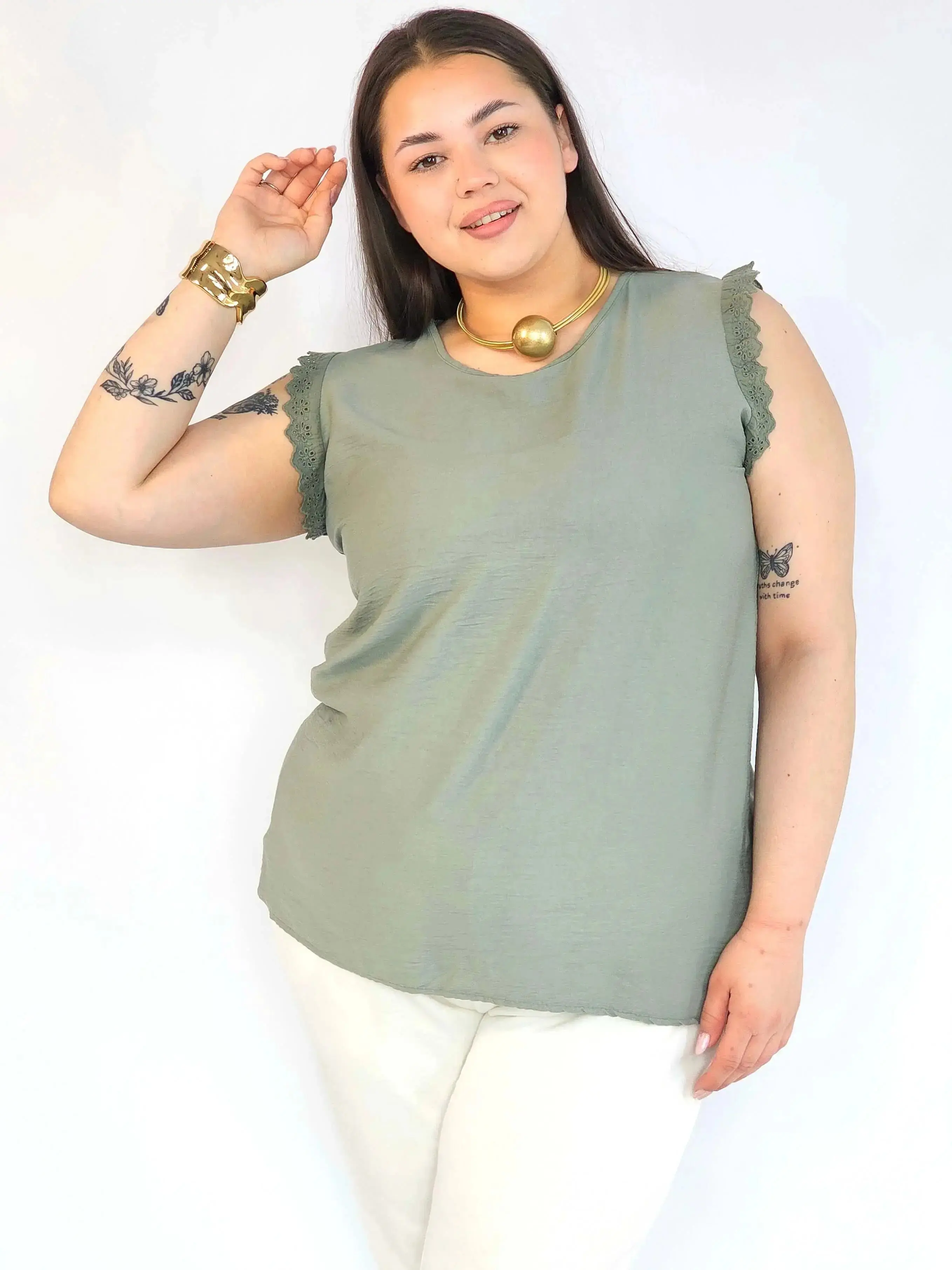 Bluzka plus size z wiskozy – lekka bluzka damska XXL z haftowanym rękawem - Image 11