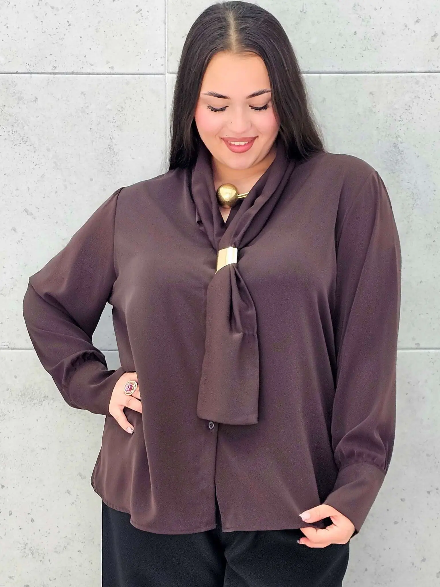 Bluzka satynowa plus size z ozdobnym wiązaniem – bordowa, czarna i czekoladowa Stylowa XL