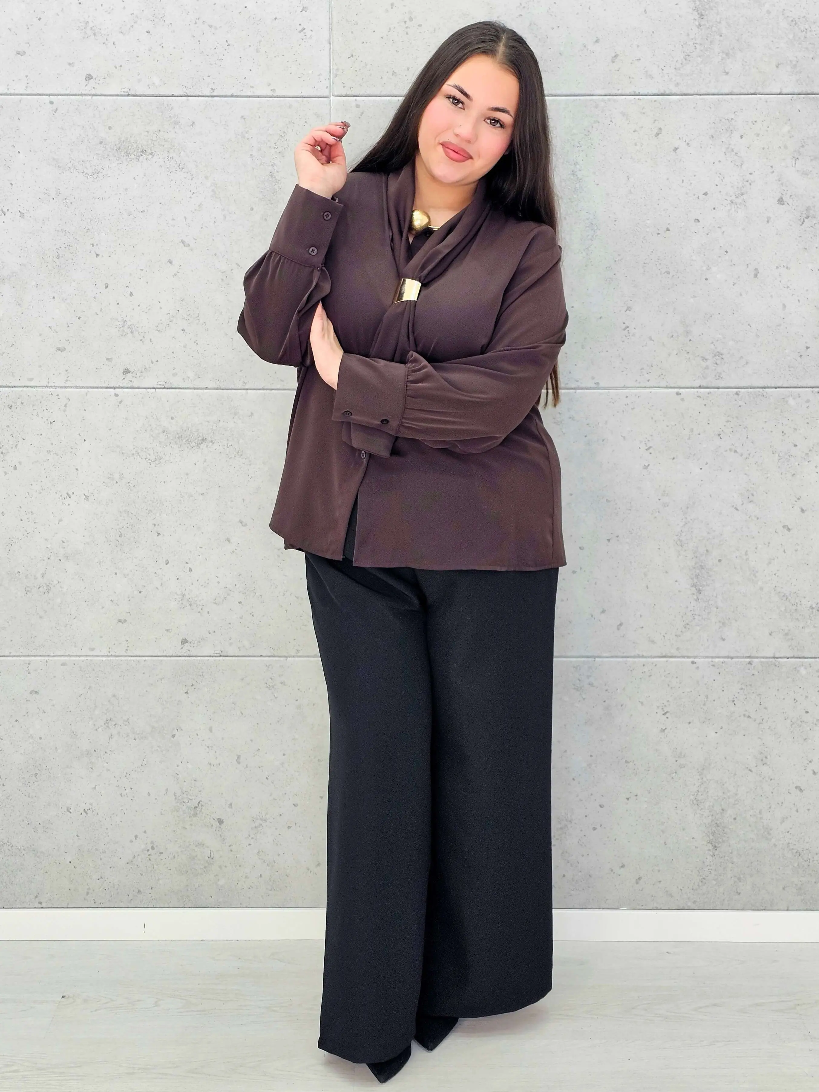 Bluzka satynowa plus size z ozdobnym wiązaniem – bordowa, czarna i czekoladowa Stylowa XL - Image 2
