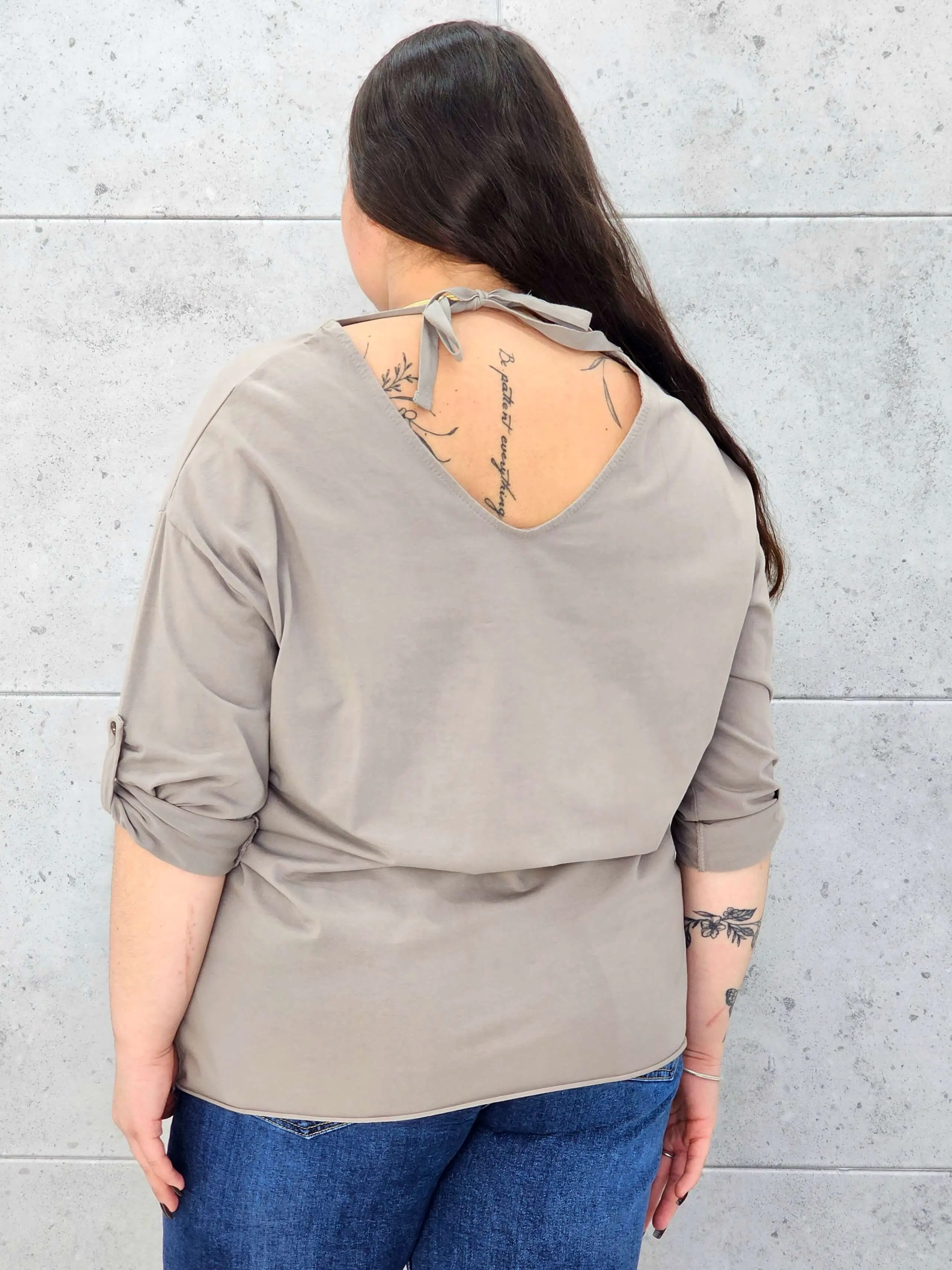 Bluzka Plus Size z Wiązaniem StylowaXL – Wygoda i Subtelna Elegancja dla Kobiet XXL - Image 4
