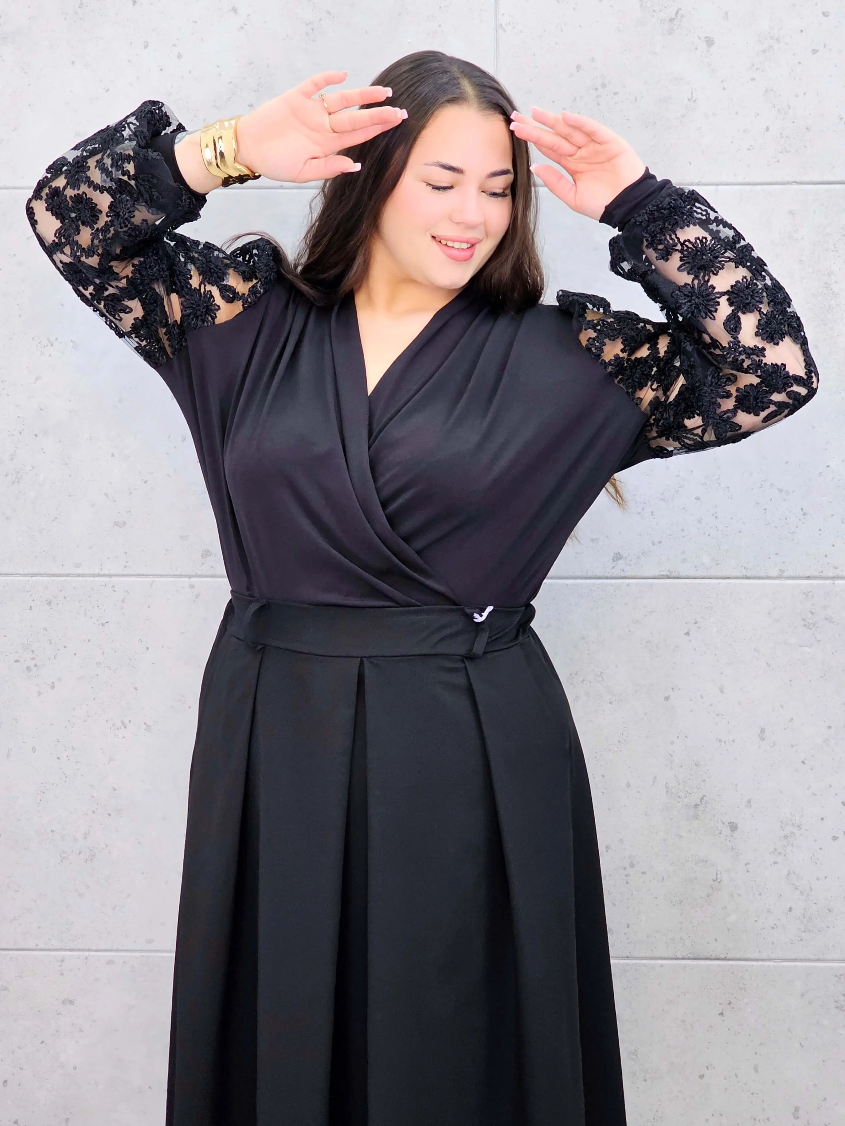 Body plus size z koronkowymi rękawami – elegancki model dla kobiet XXL. - Image 4