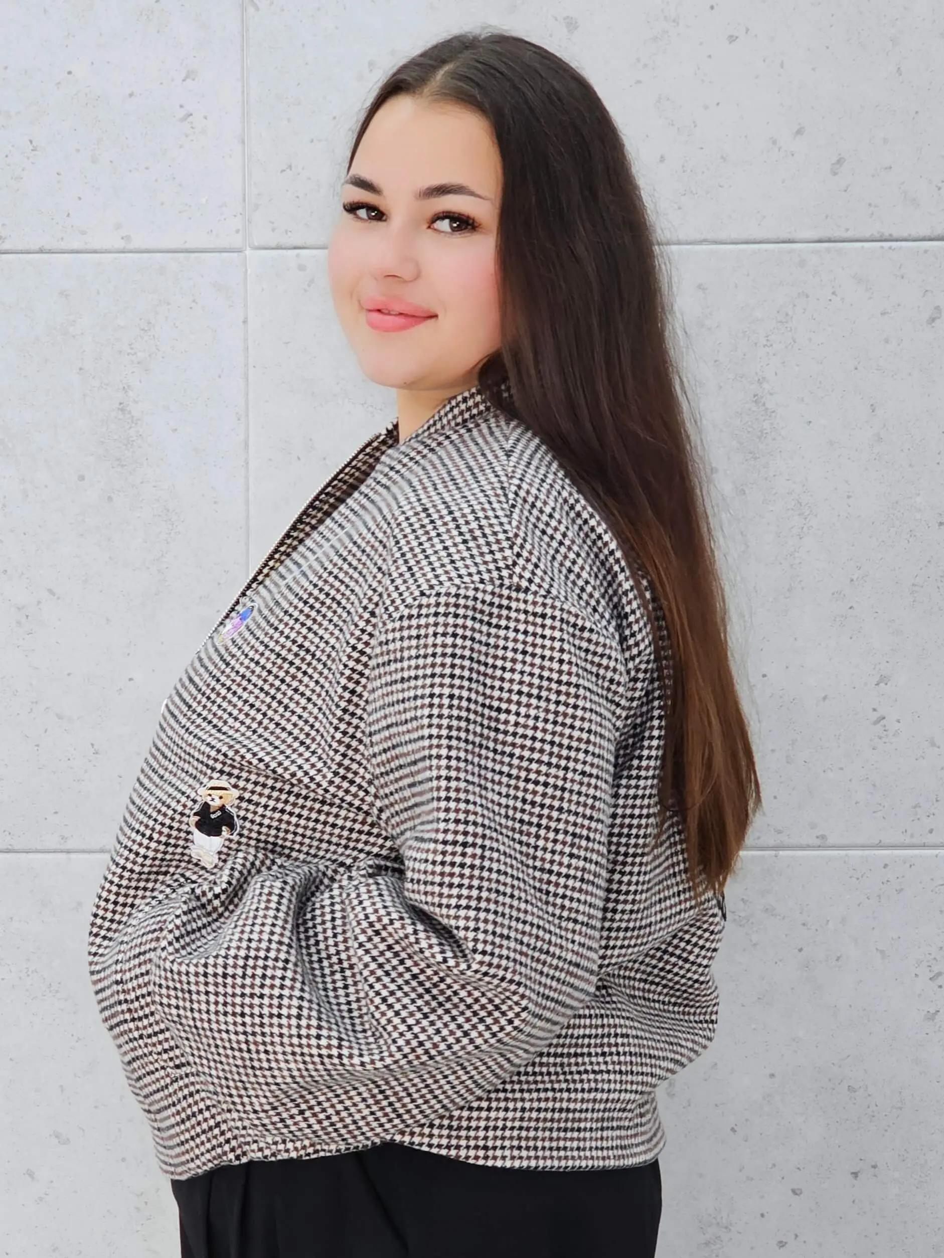 Bomberka plus size – modna, wygodna i stylowa kurtka dla każdej kobietyw kratkę z aplikacjami - Image 11