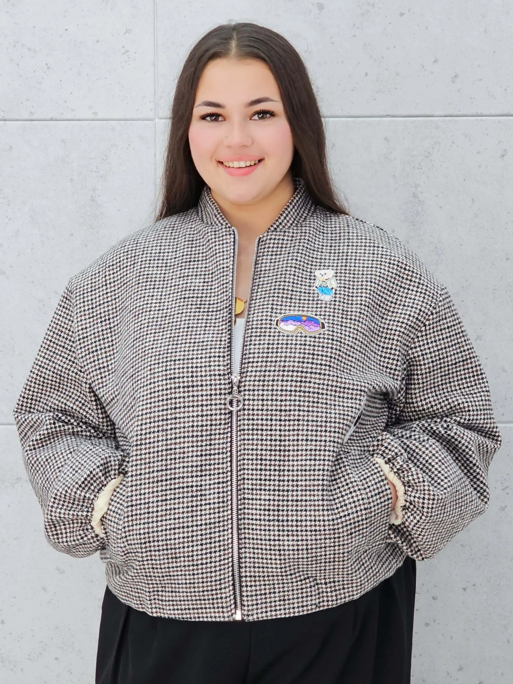 Bomberka plus size – modna, wygodna i stylowa kurtka dla każdej kobietyw kratkę z aplikacjami - Image 4