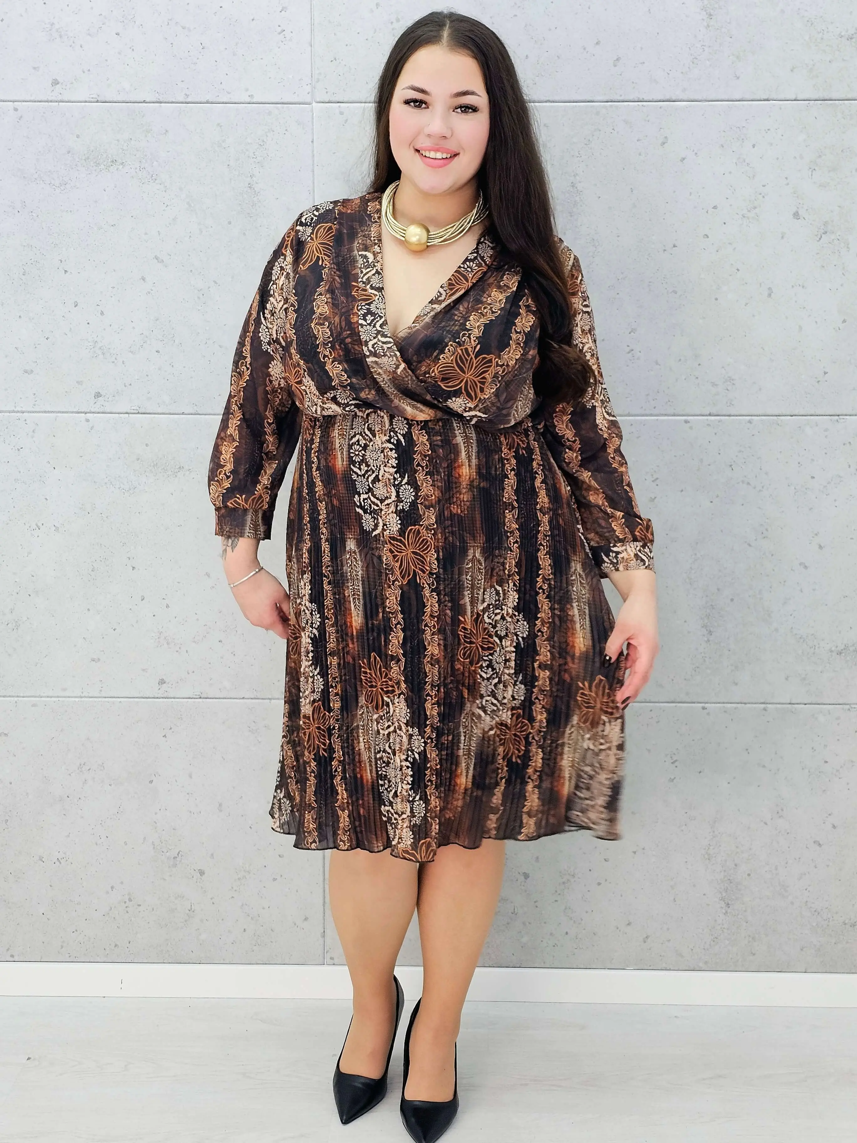 Brązowa plisowana sukienka plus size z kwiatowym wzorem - Image 5