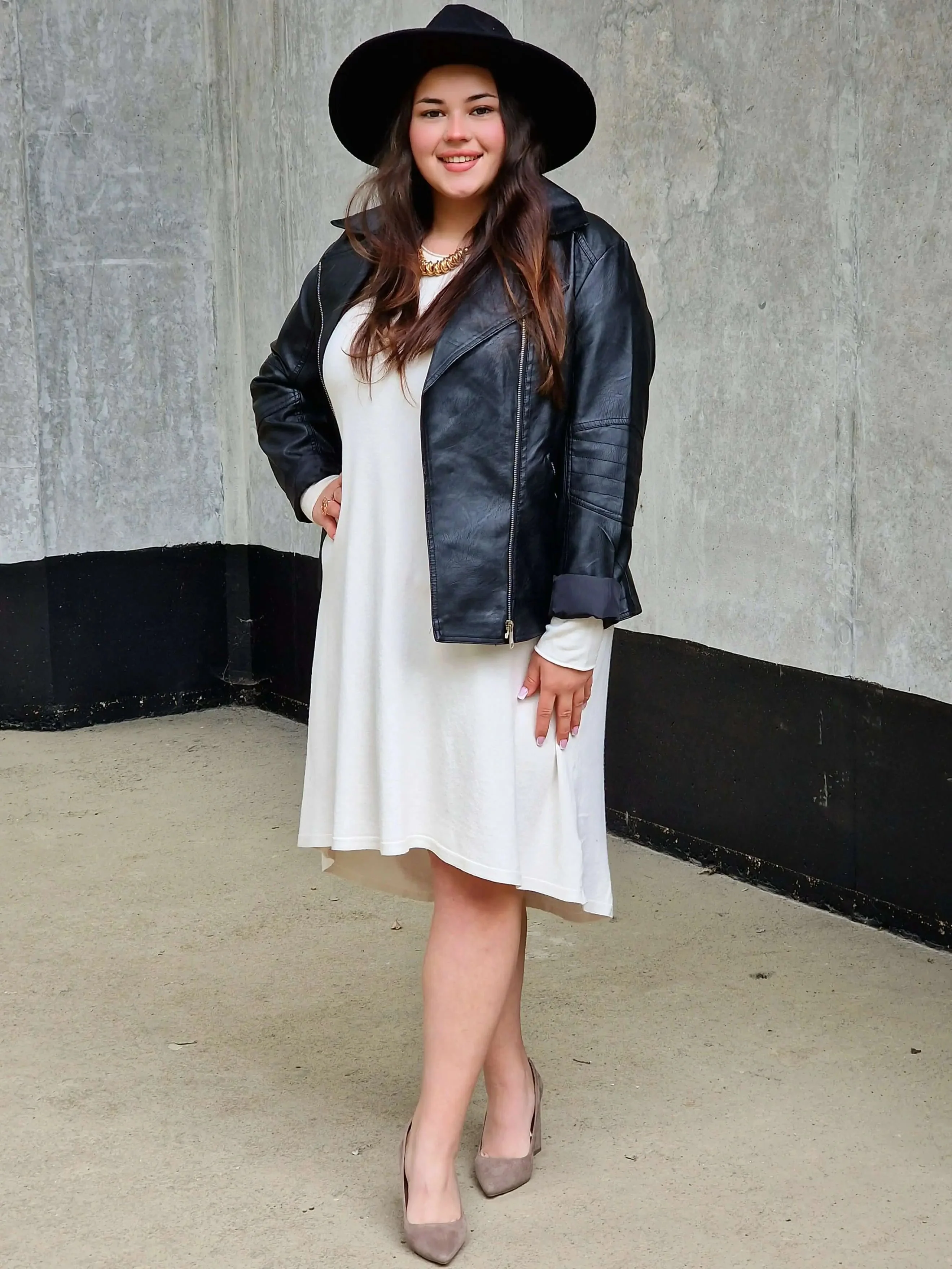 Dzianinowa sukienka w literkę A - Image 4
