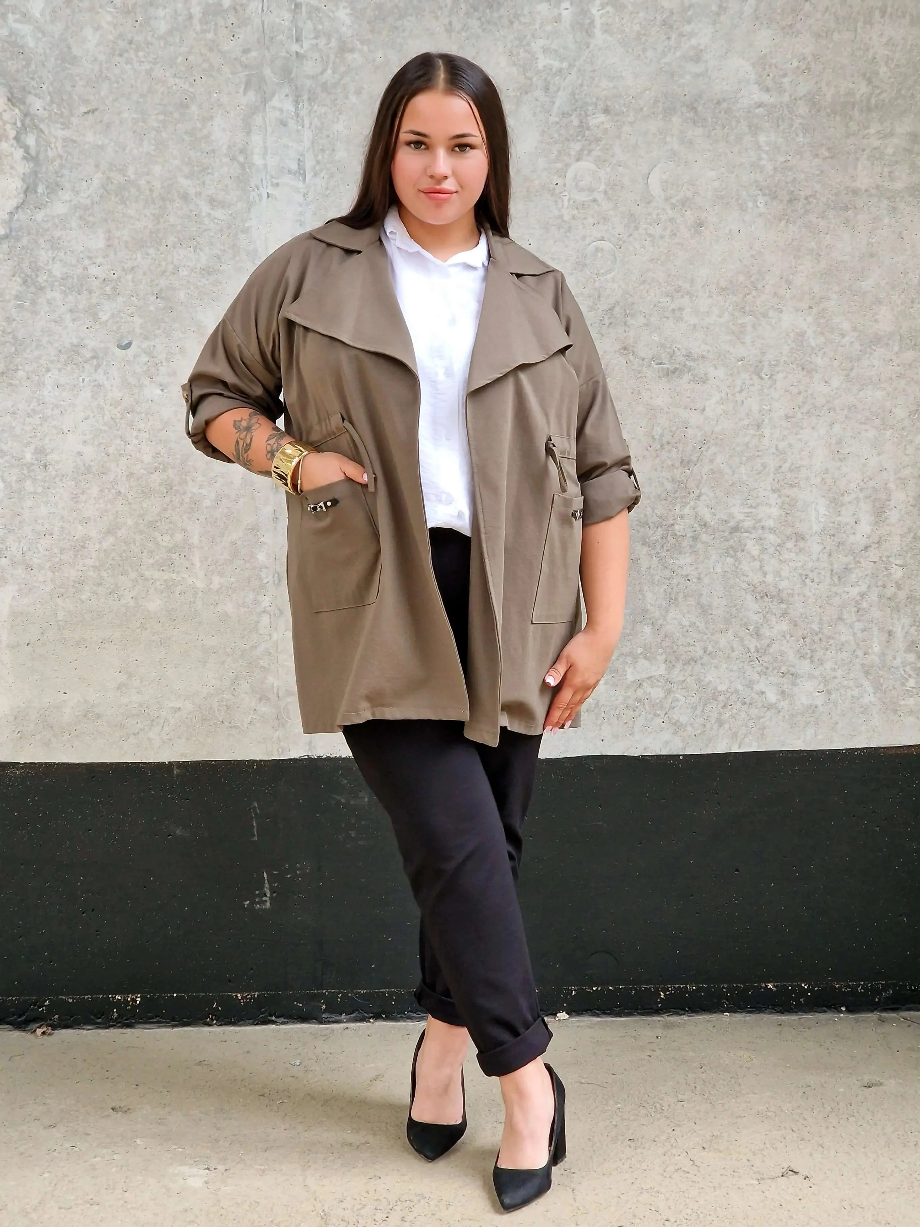 Elegancka Narzutka Plus Size Khaki - Styl i Komfort - Image 3