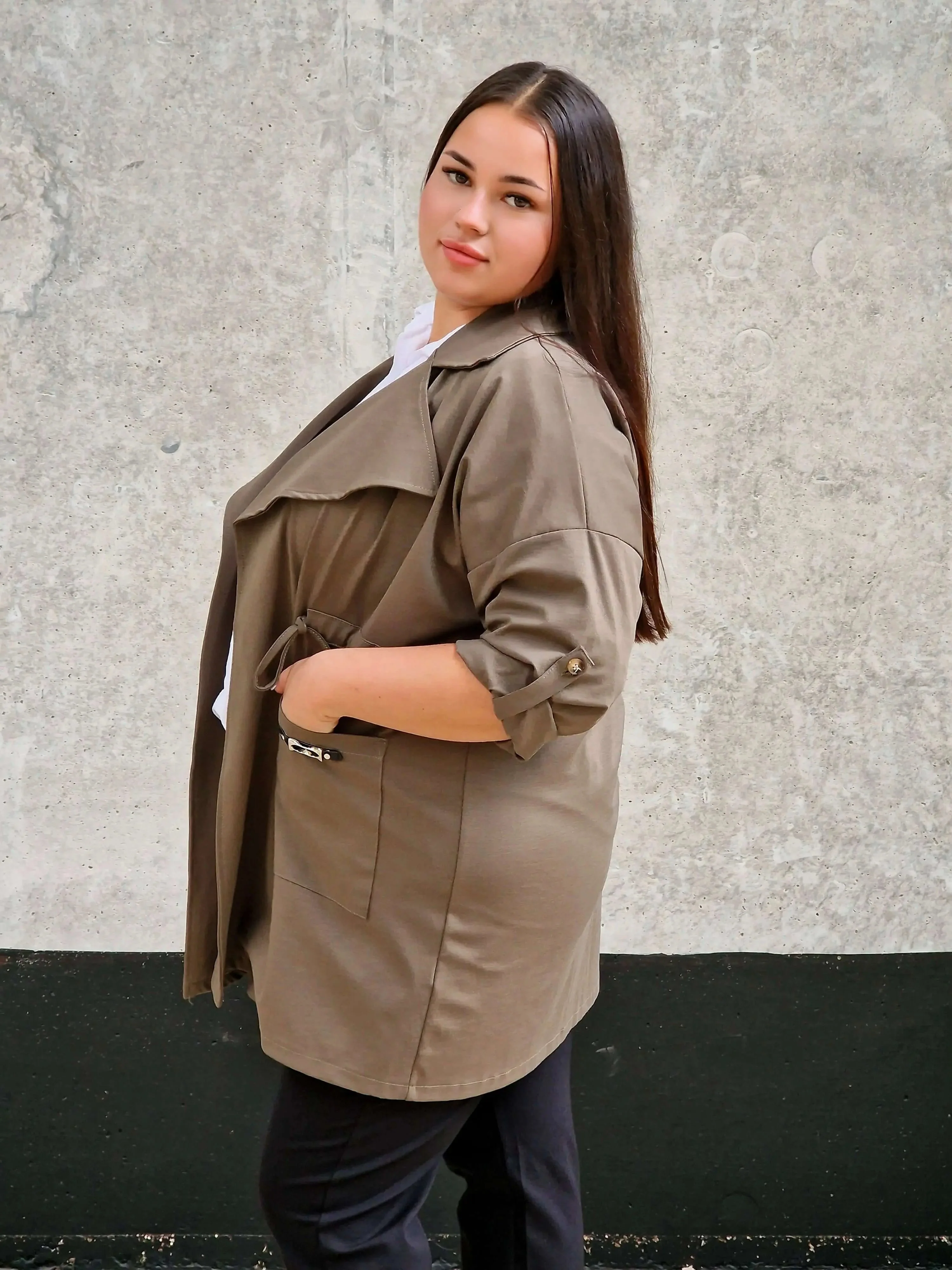 Elegancka Narzutka Plus Size Khaki - Styl i Komfort - Image 4