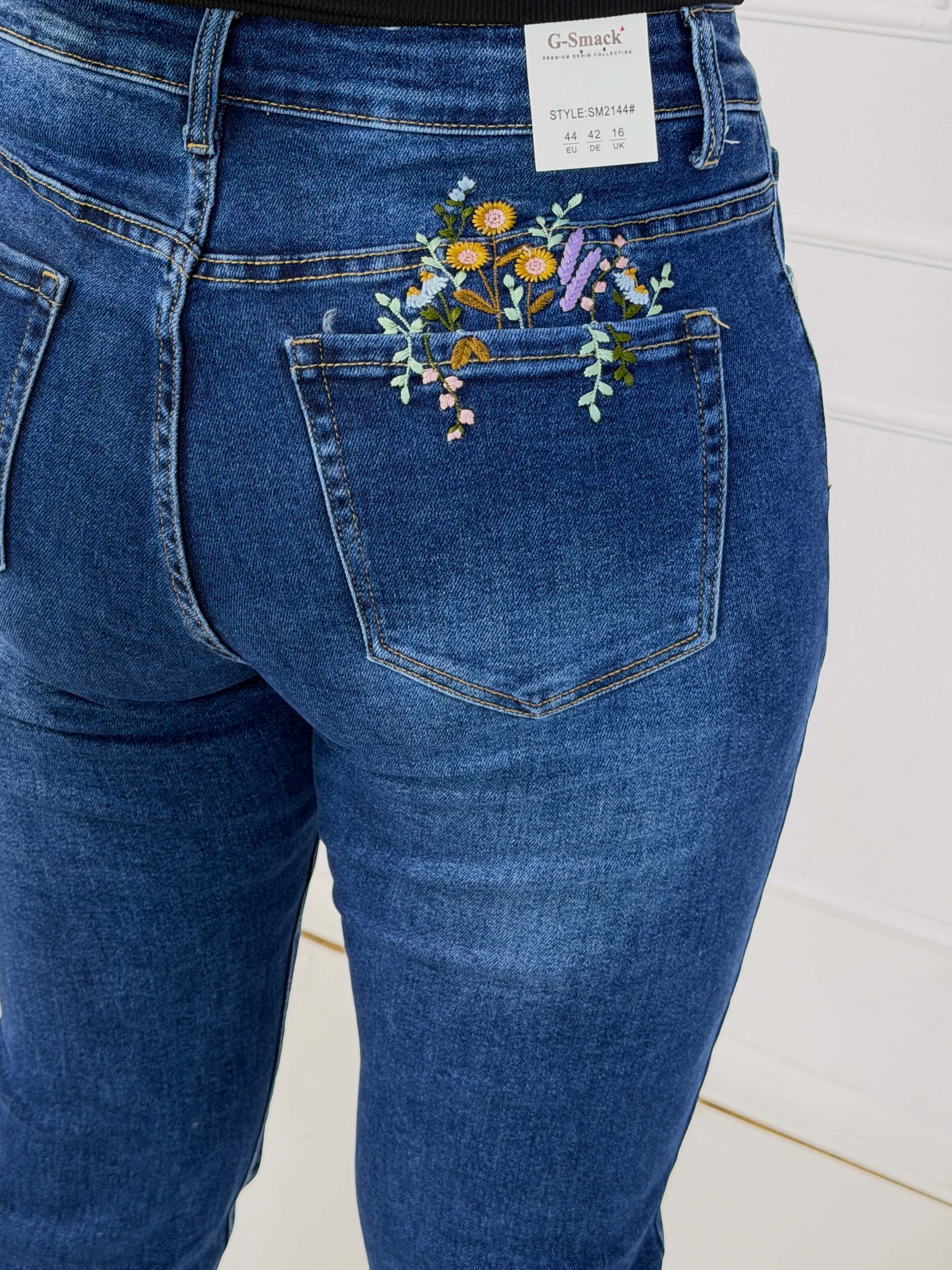 Jeansy plus size G-Smack mom fit XXL – granatowy denim z haftowanym kwiatem - Image 2