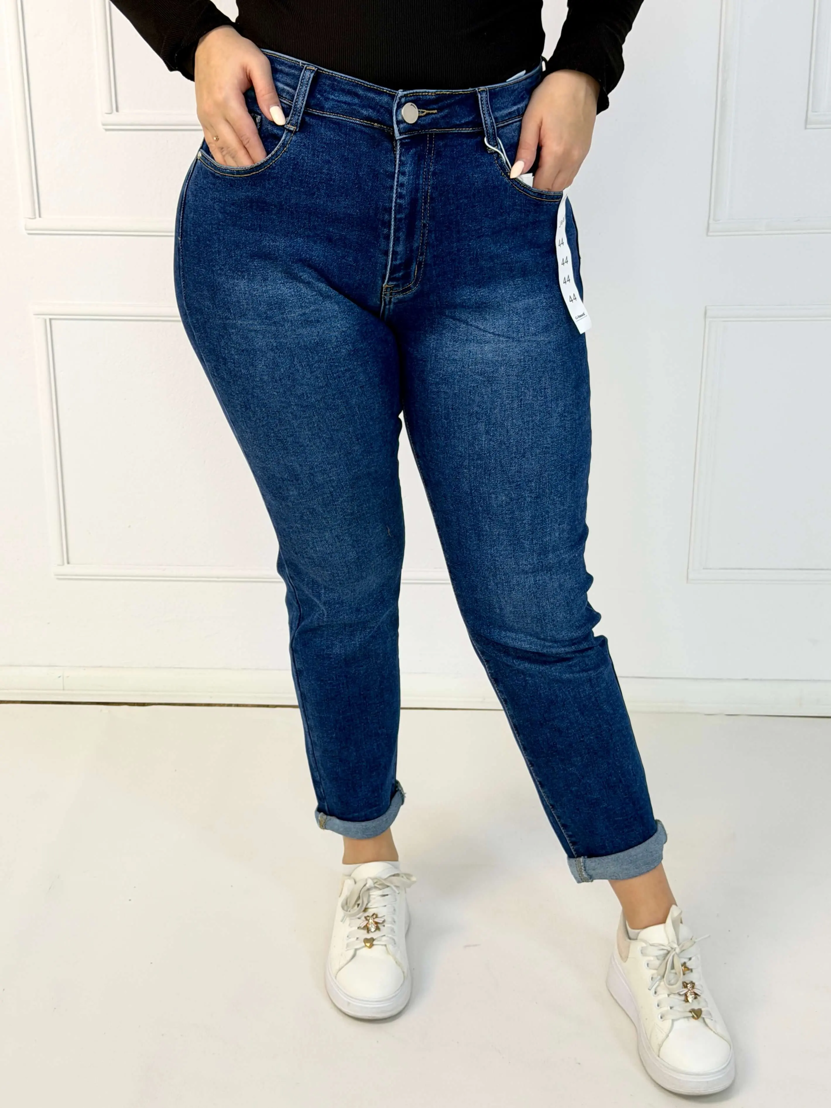 Jeansy plus size G-Smack mom fit XXL – granatowy denim z haftowanym kwiatem - Image 3