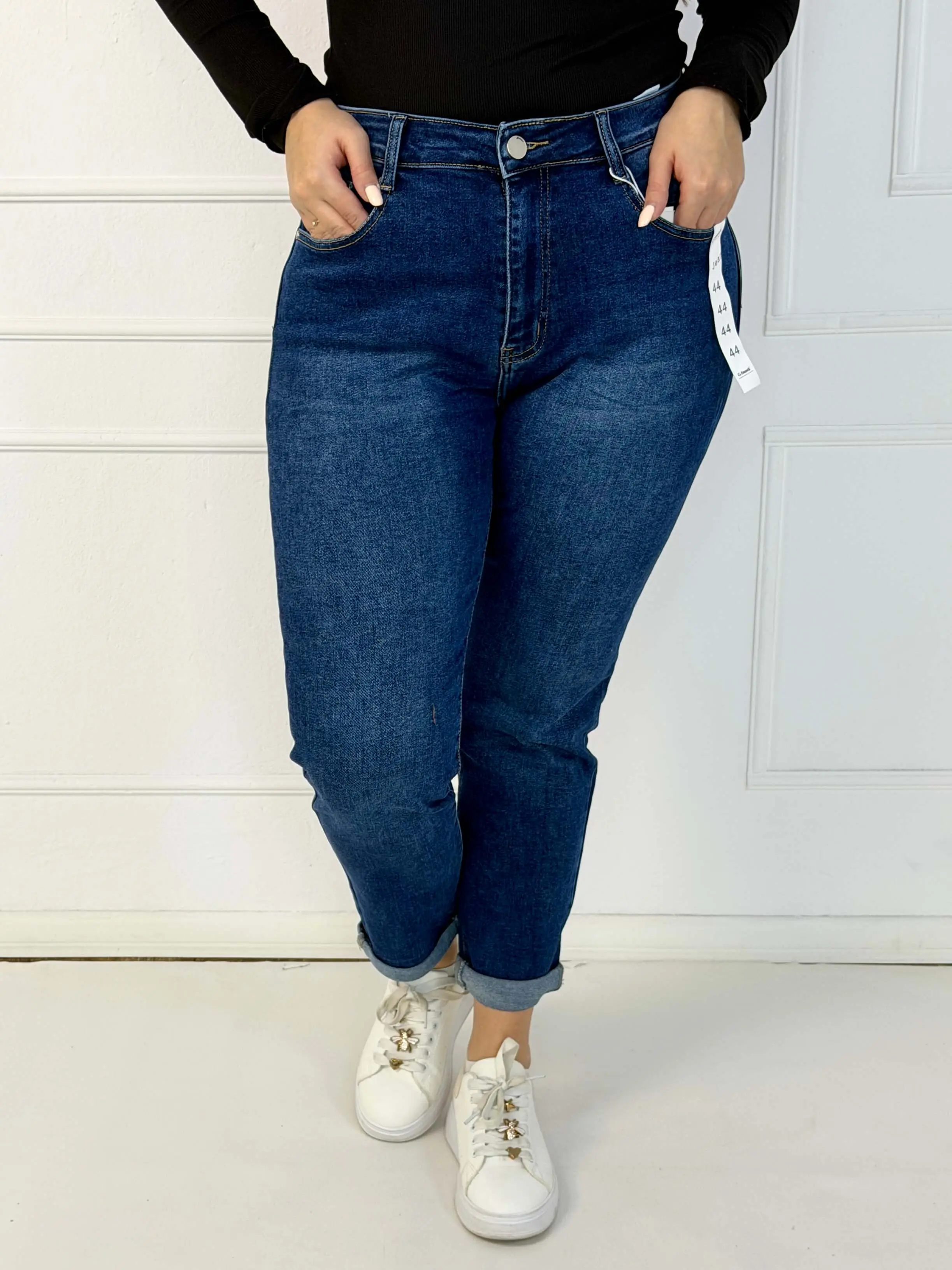 Jeansy plus size G-Smack mom fit XXL – granatowy denim z haftowanym kwiatem - Image 4