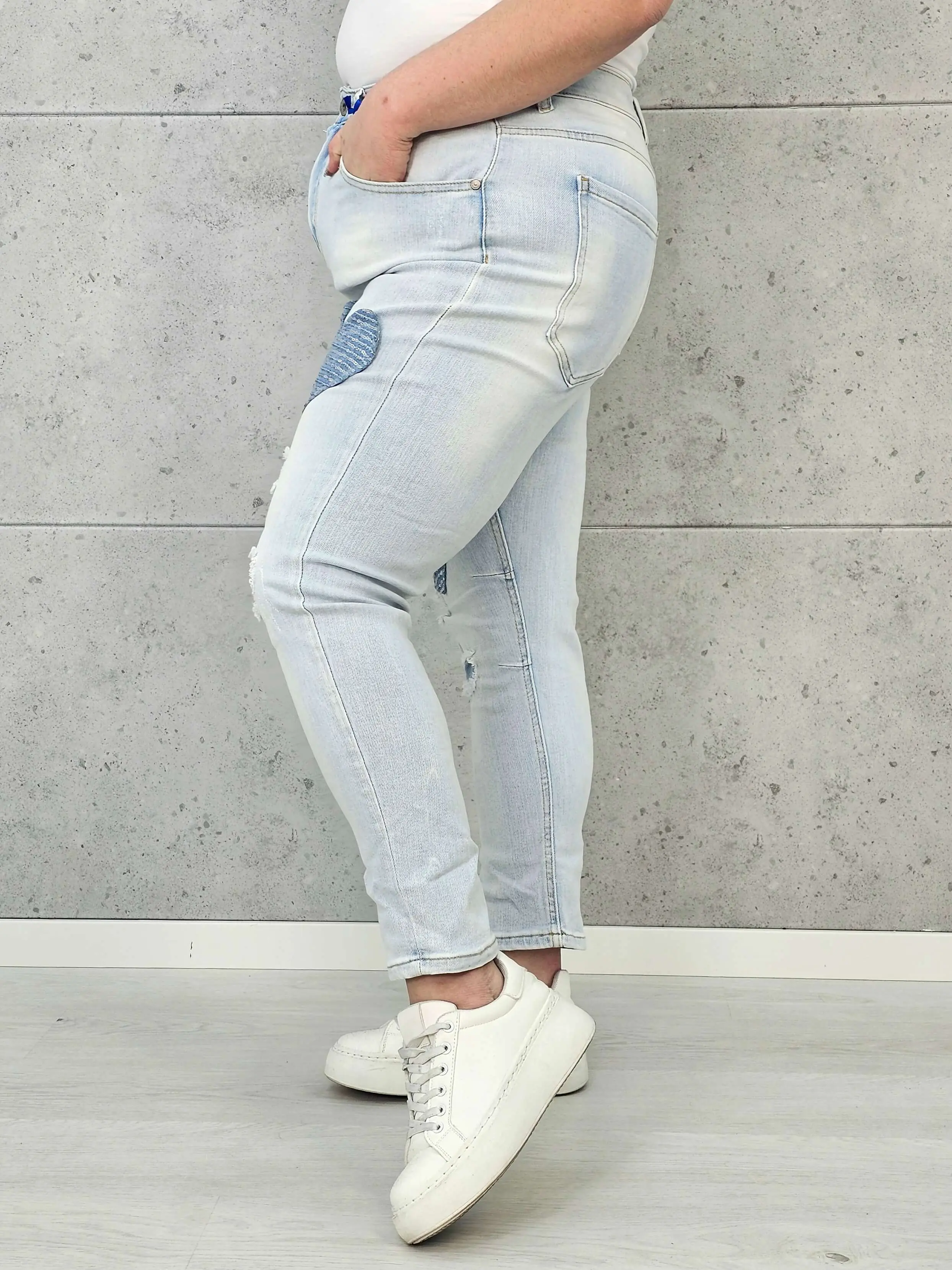 Jeansy plus size skinny z naszywkami – jasny denim XXL na co dzień - Image 3