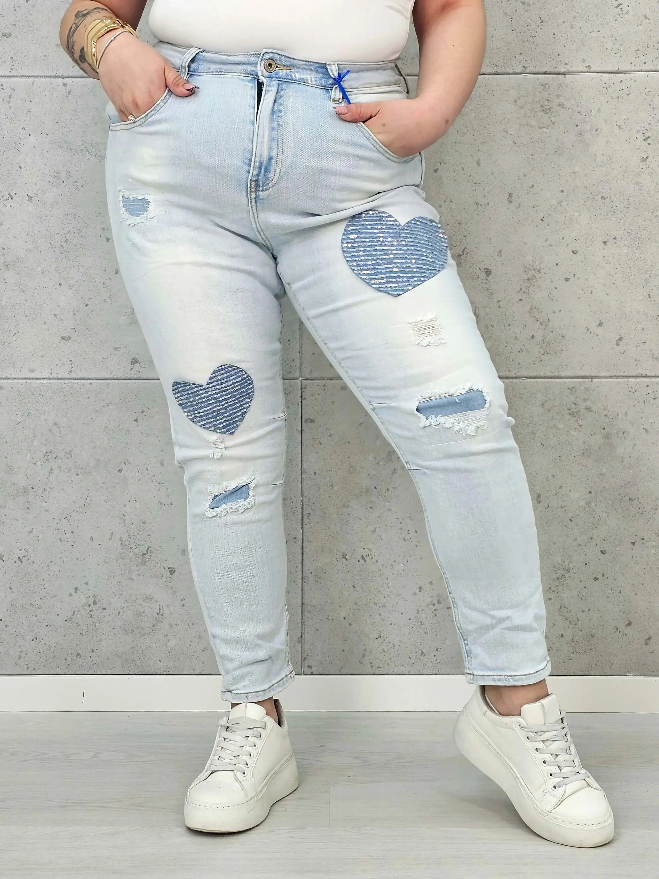 Jeansy plus size skinny z naszywkami – jasny denim XXL na co dzień - Image 4