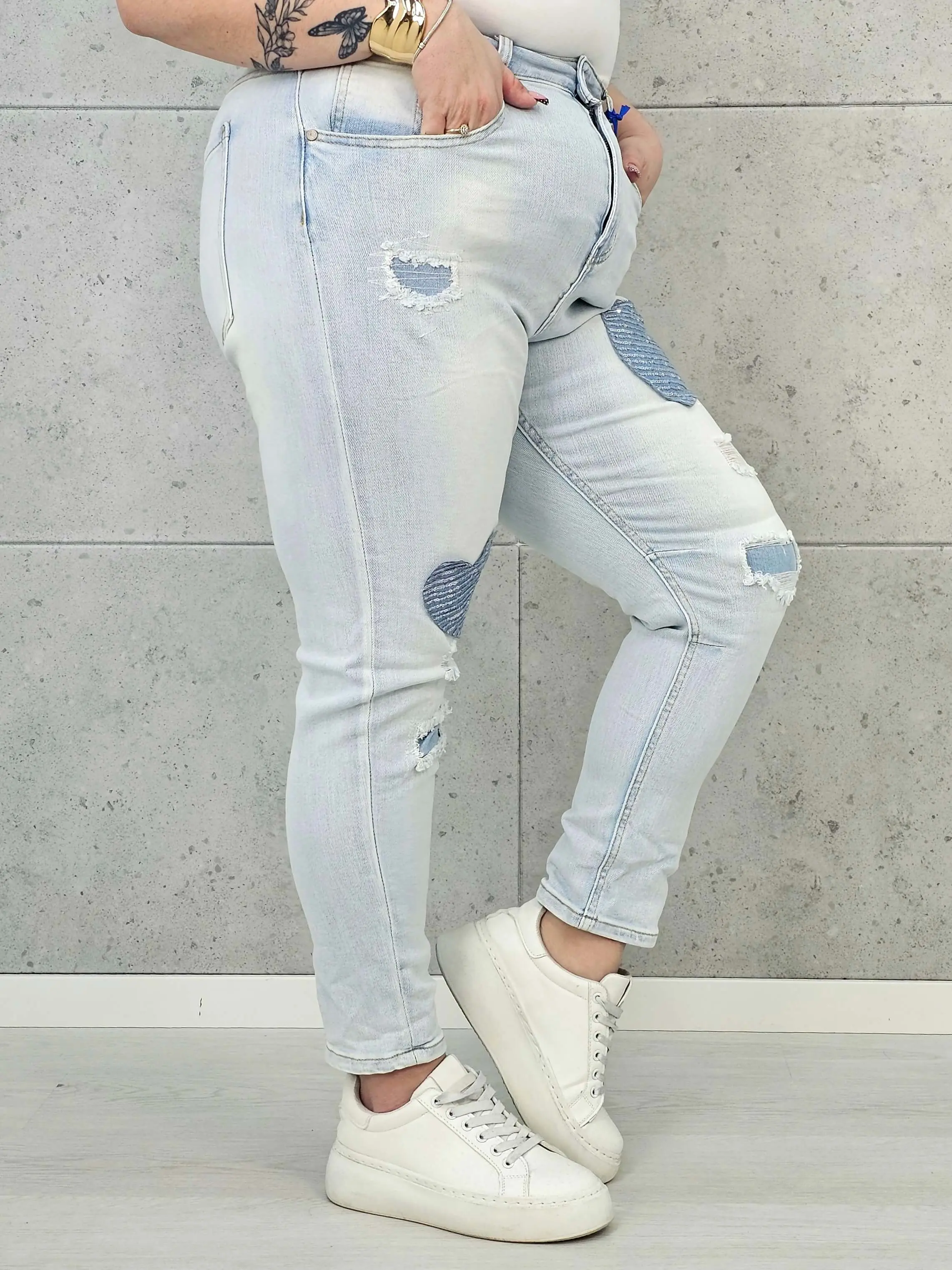 Jeansy plus size skinny z naszywkami – jasny denim XXL na co dzień - Image 5