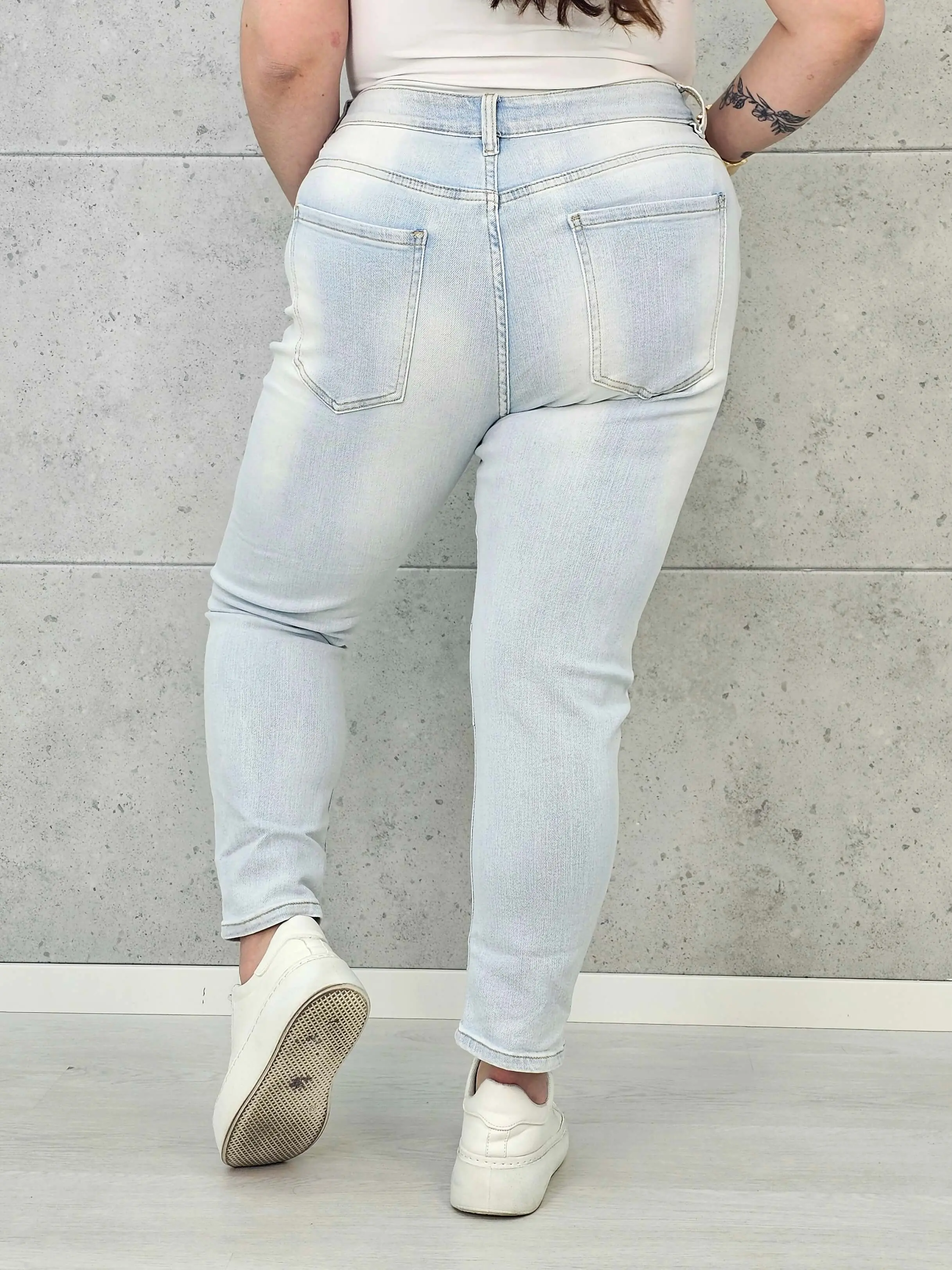 Jeansy plus size skinny z naszywkami – jasny denim XXL na co dzień - Image 6