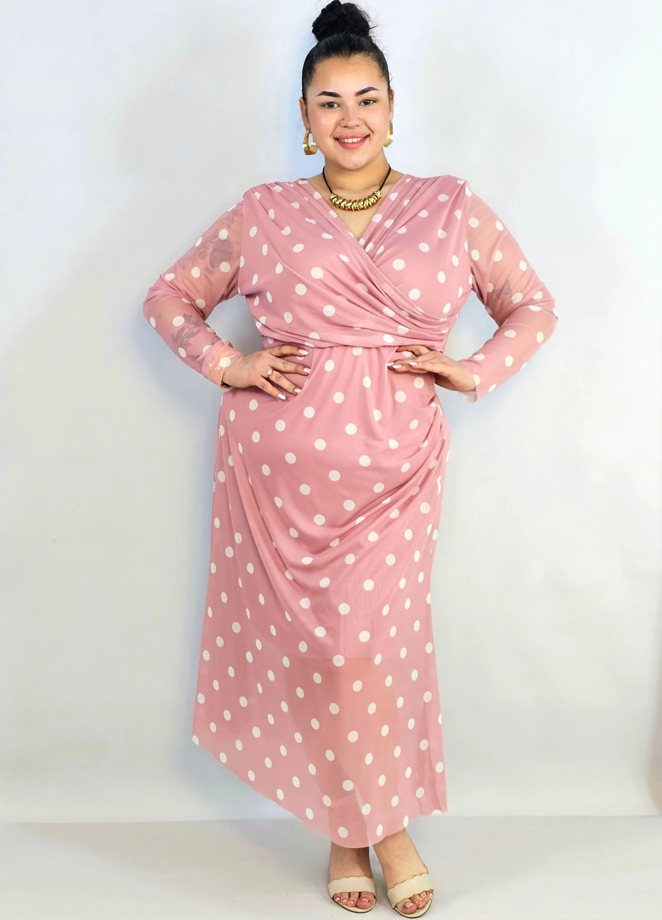 Sukienka plus size kopertowa w grochy – elegancka midi z marszczeniem - Image 2