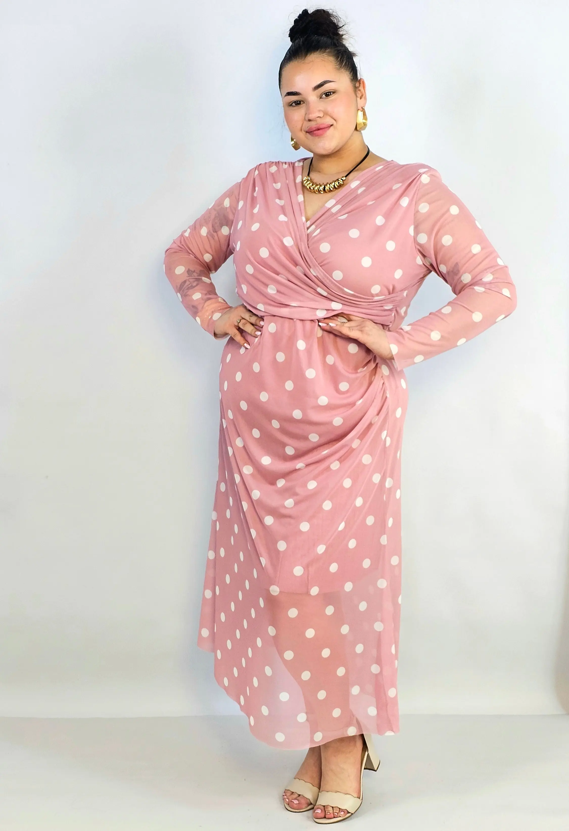 Sukienka plus size kopertowa w grochy – elegancka midi z marszczeniem - Image 3