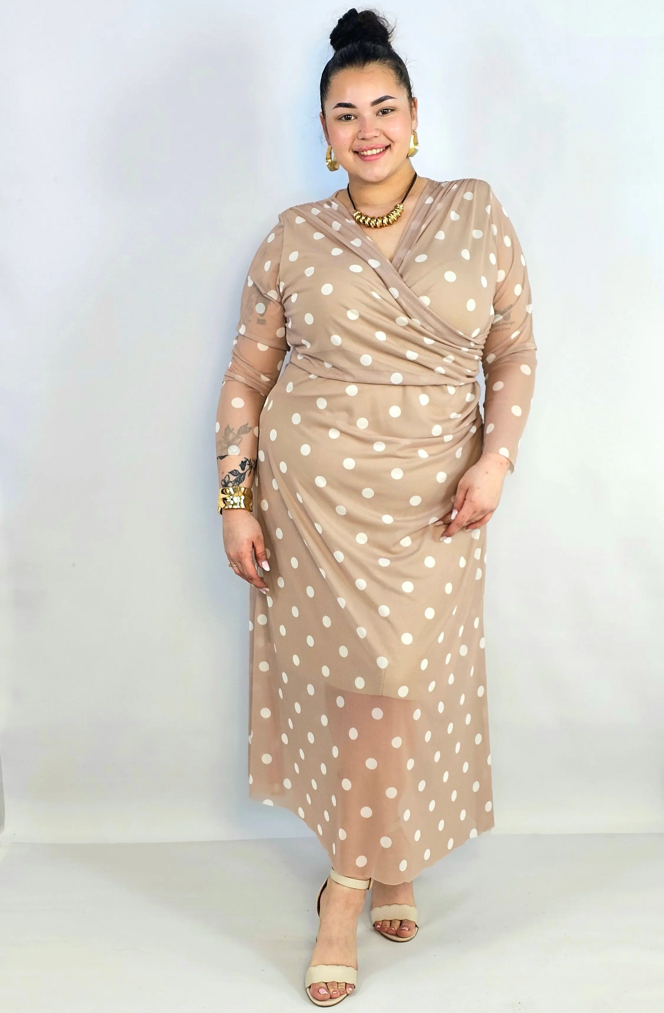 Sukienka plus size kopertowa w grochy – elegancka midi z marszczeniem - Image 4