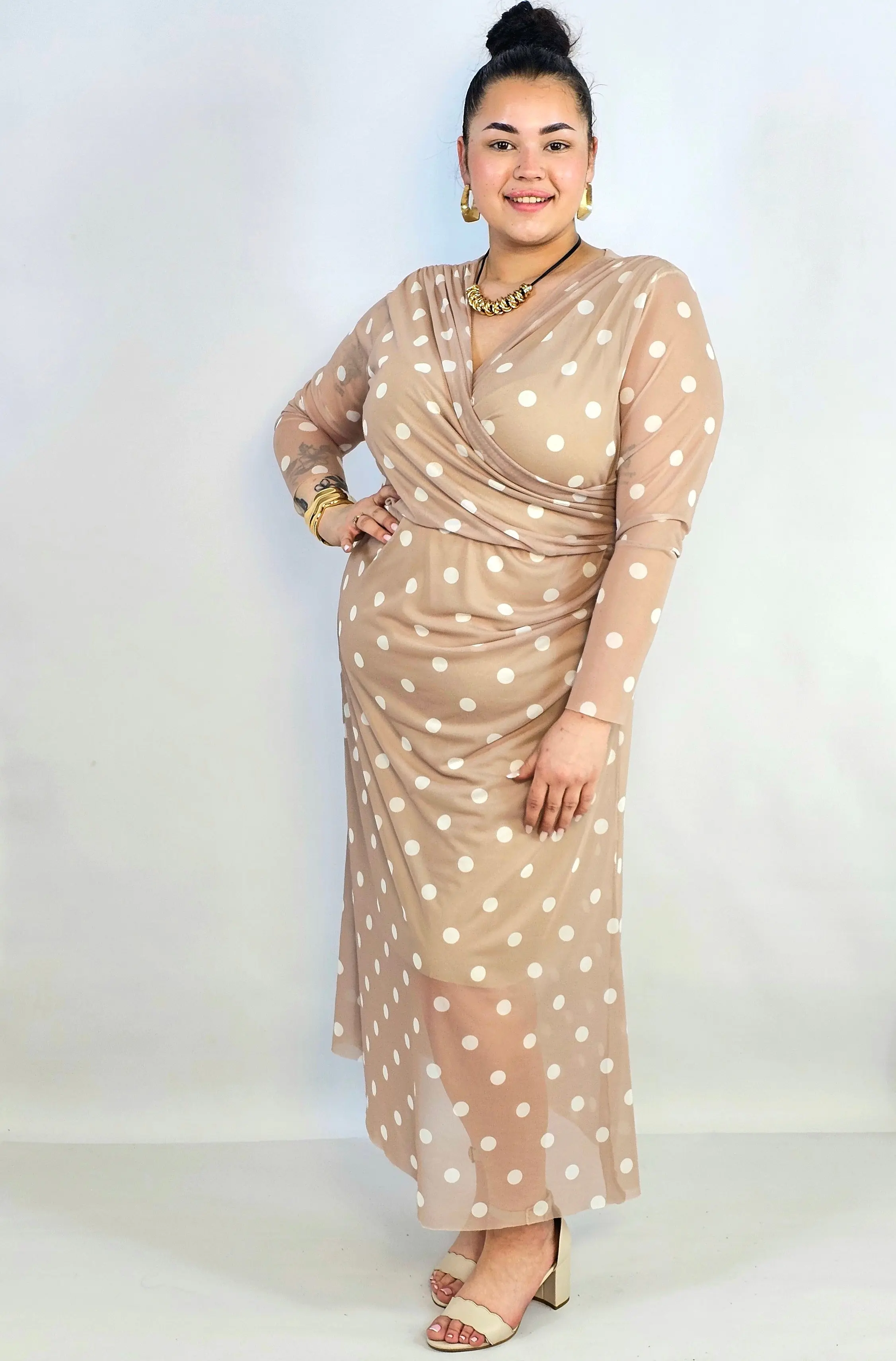 Sukienka plus size kopertowa w grochy – elegancka midi z marszczeniem - Image 6