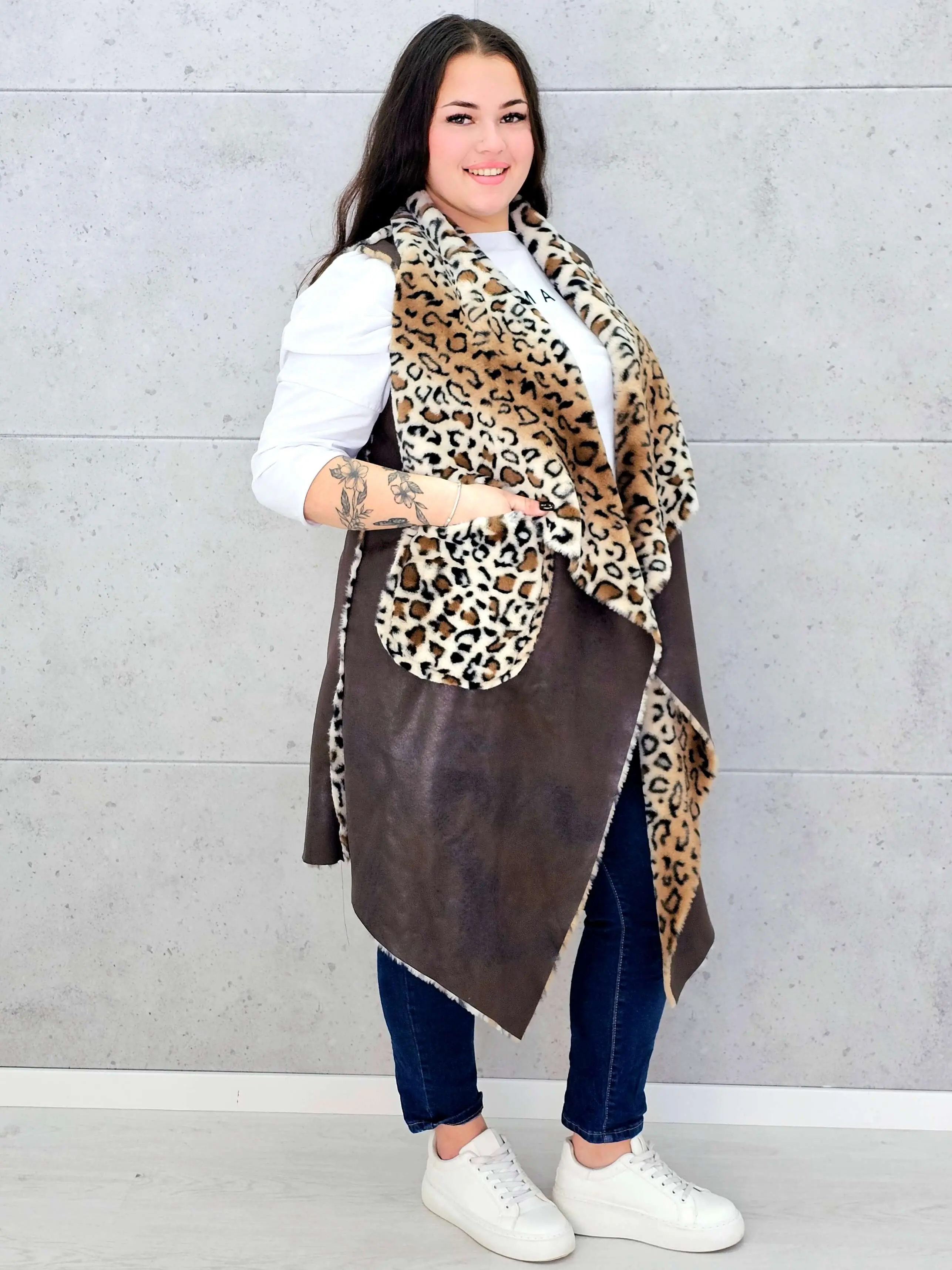 Kamizelka plus size z futerkiem w zwierzęcy wzór – modny akcent i ciepło w jednym - Image 11
