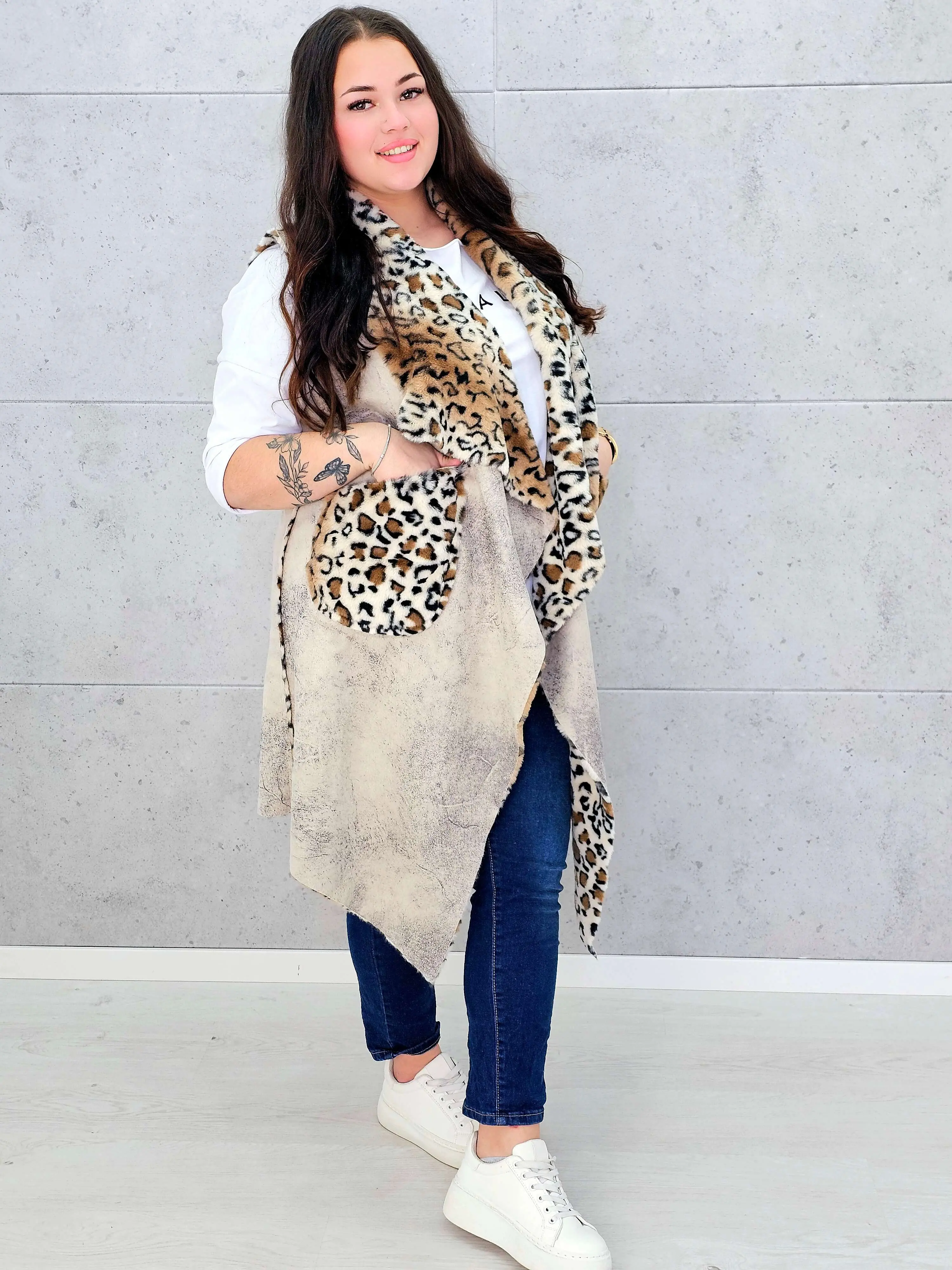 Kamizelka plus size z futerkiem w zwierzęcy wzór – modny akcent i ciepło w jednym - Image 3