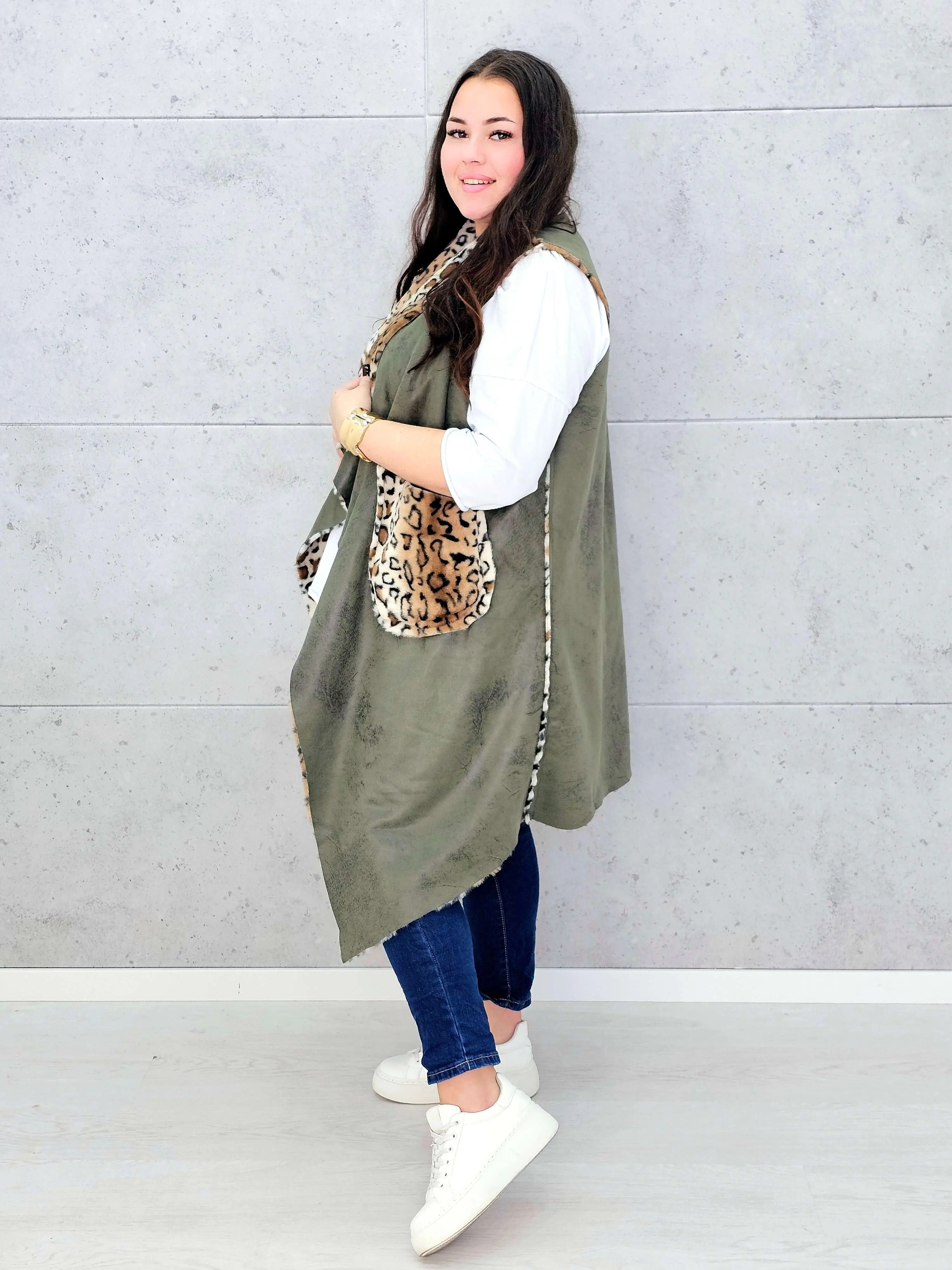 Kamizelka plus size z futerkiem w zwierzęcy wzór – modny akcent i ciepło w jednym - Image 6