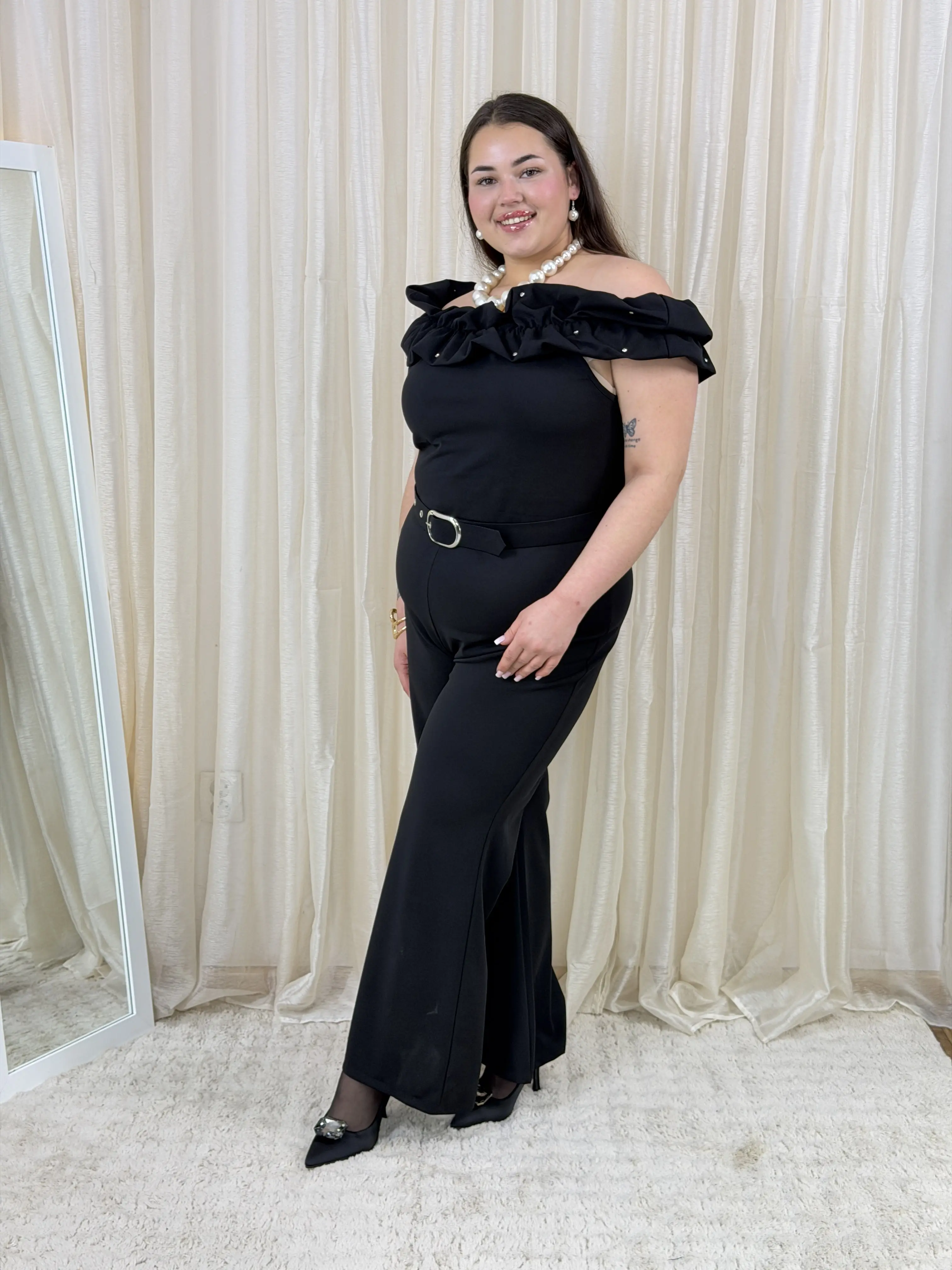 Kombinezon plus size w czerni – ponadczasowa elegancja - Image 4