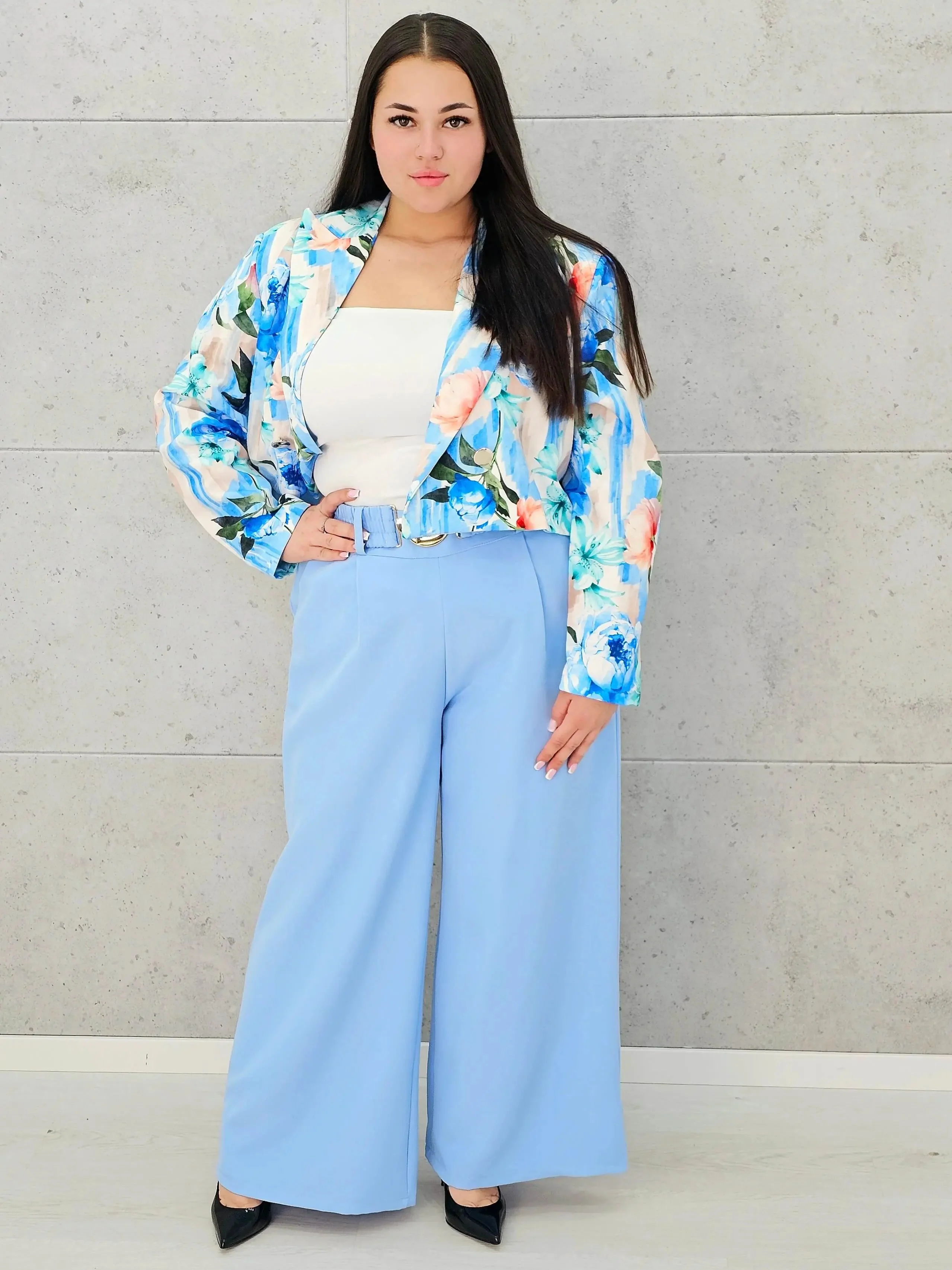 Komplet plus size garniturowy z krótką marynarką w kwiaty i szerokimi spodniami XXL - Image 3