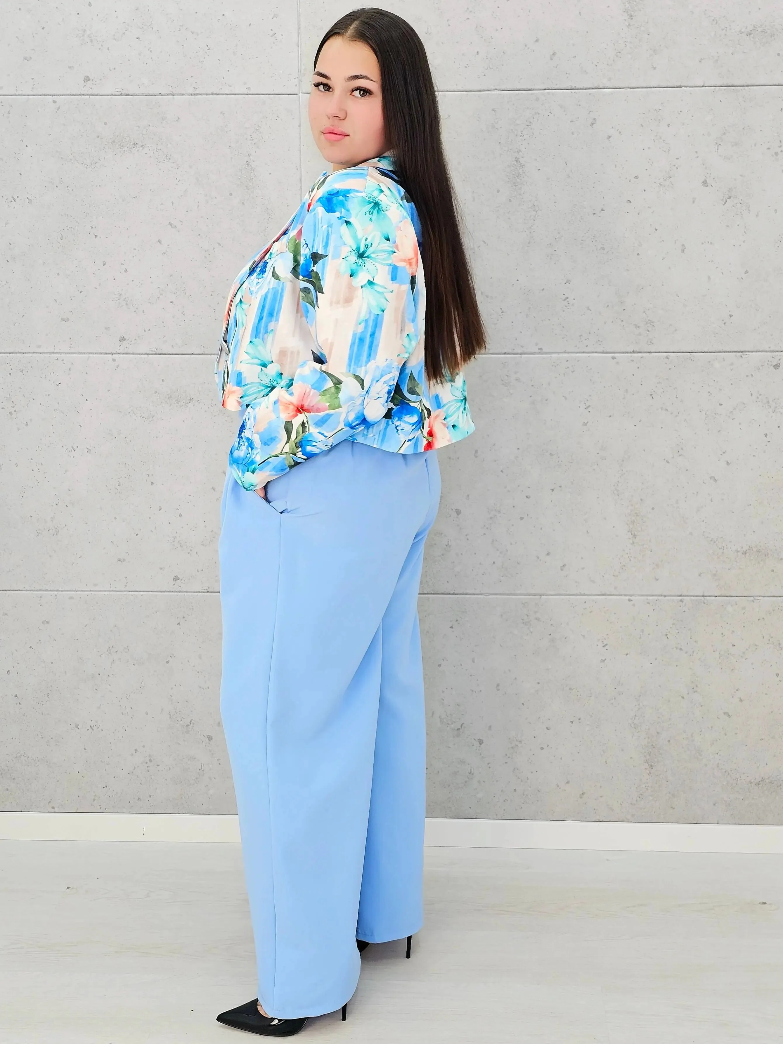 Komplet plus size garniturowy z krótką marynarką w kwiaty i szerokimi spodniami XXL - Image 4