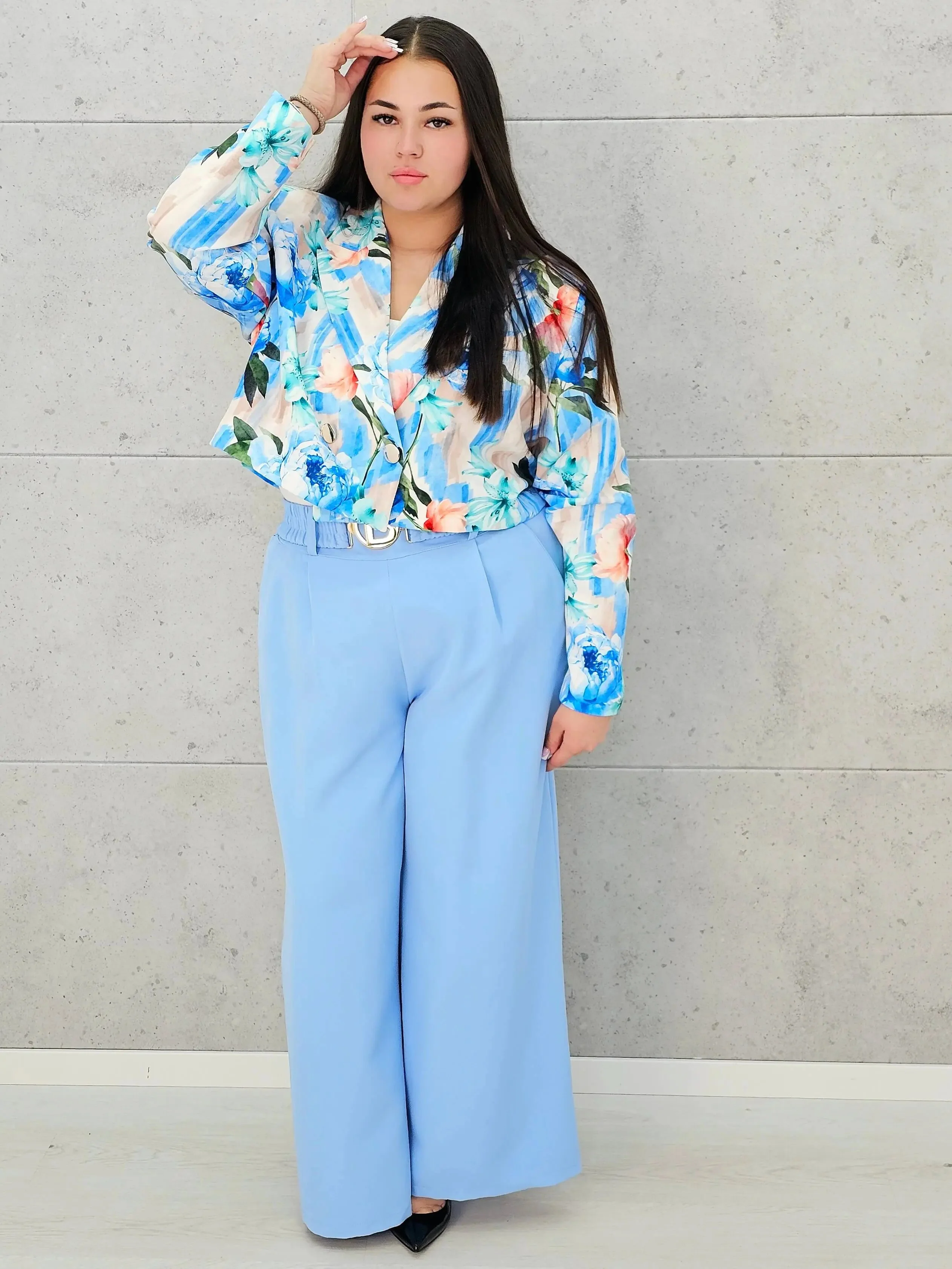 Komplet plus size garniturowy z krótką marynarką w kwiaty i szerokimi spodniami XXL - Image 5